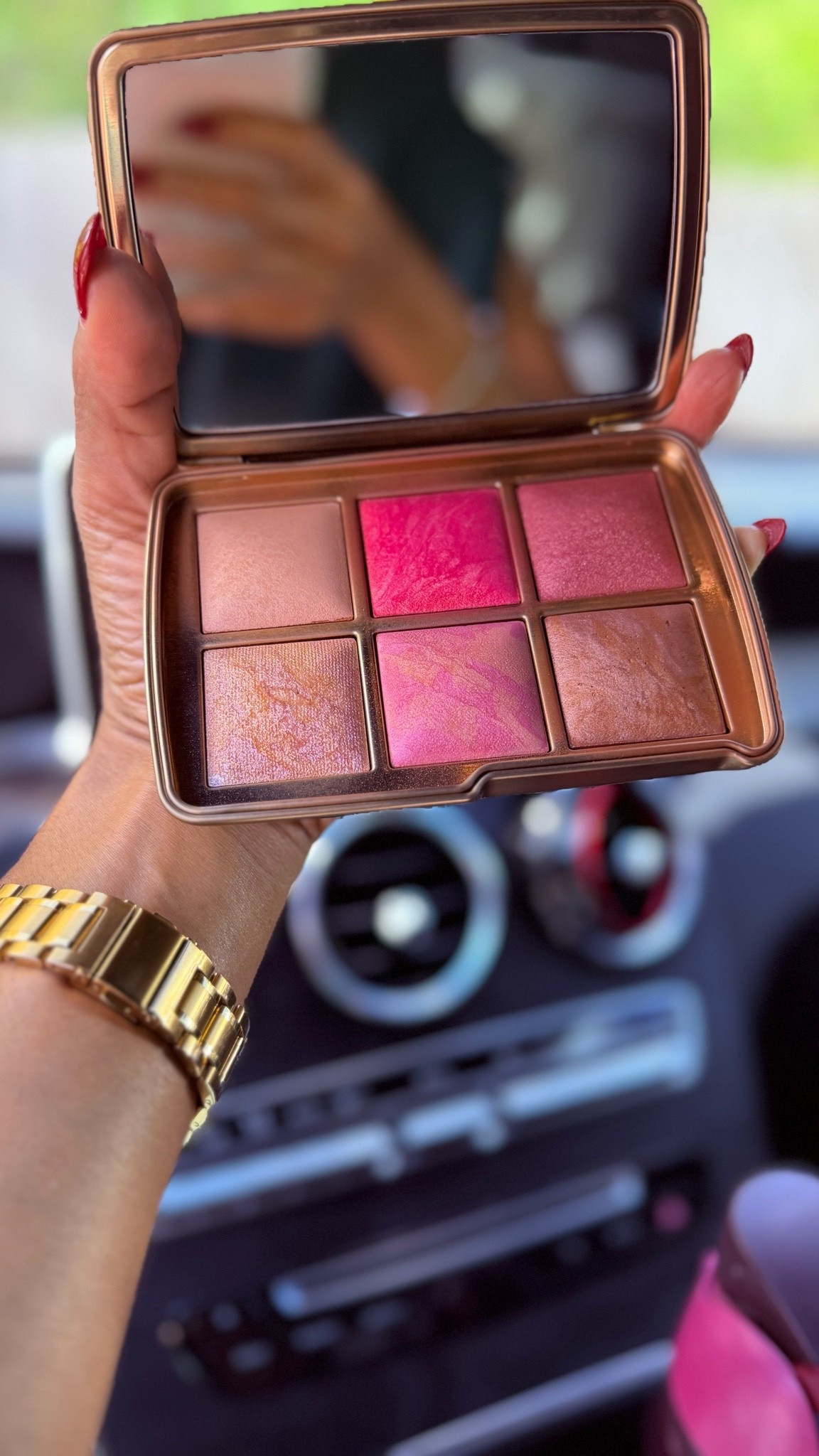 One palette does all the things❤️. This is the “Hope” palette 3 new blushes, bronzer, highlighter, and finishing powder whattttt🤌@hourglasscosmetics did their thing ladies. #hourglass #palettes #beautyfinds