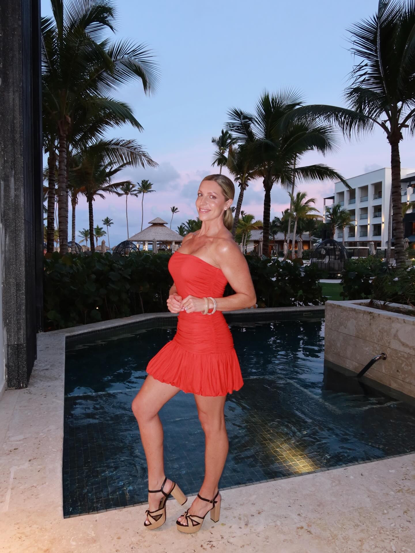 Because she deserves her own spot in the feed.💃🏼❤️‍🔥
.
.
Dress: @lulus 
Heels: @cosyisland_official 
Bag: @louisvuitton 
.
#mombod #reddress #confidence #vacationfits #styleover40