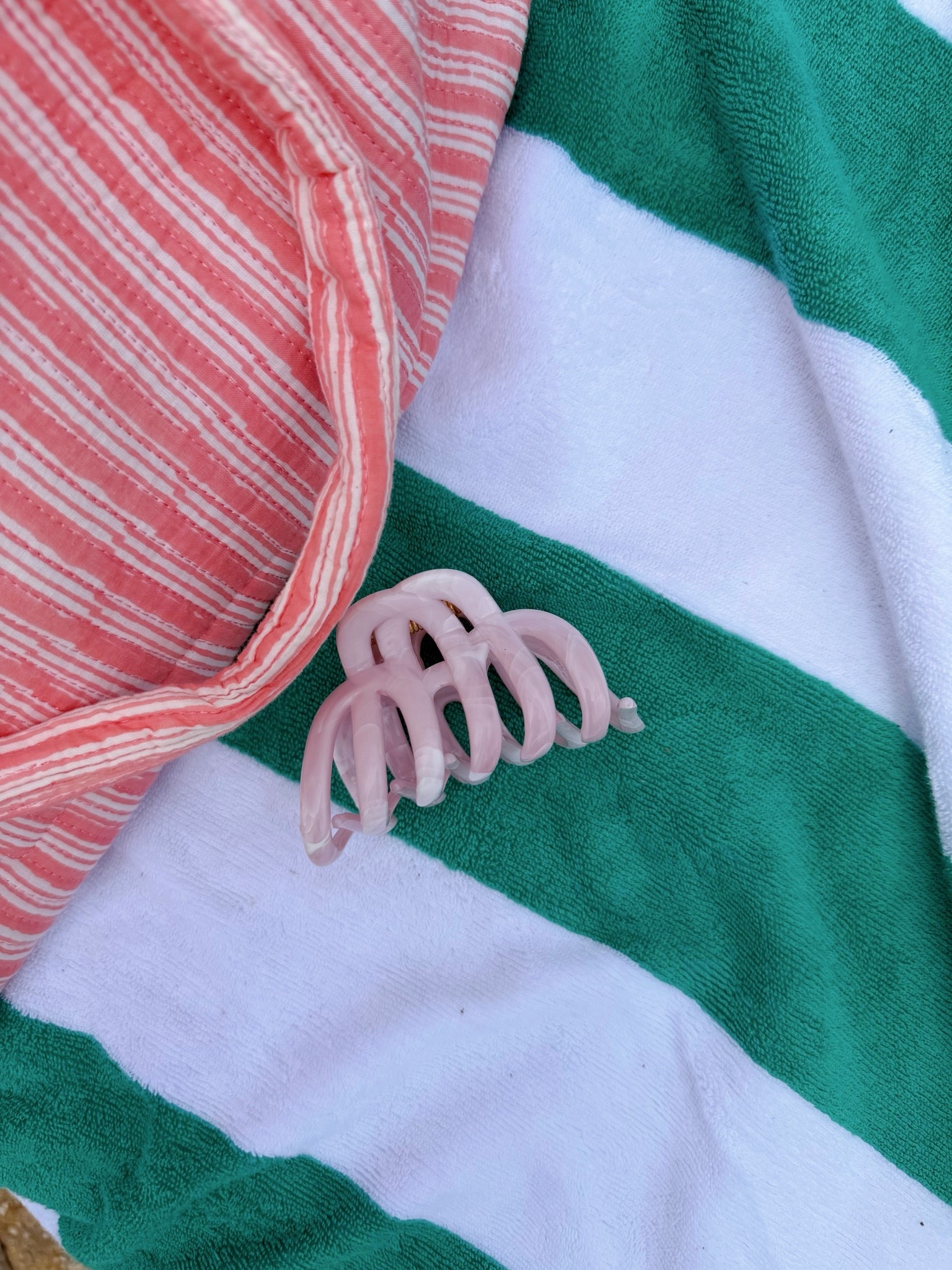 Claw clip & huge beach bag we love!