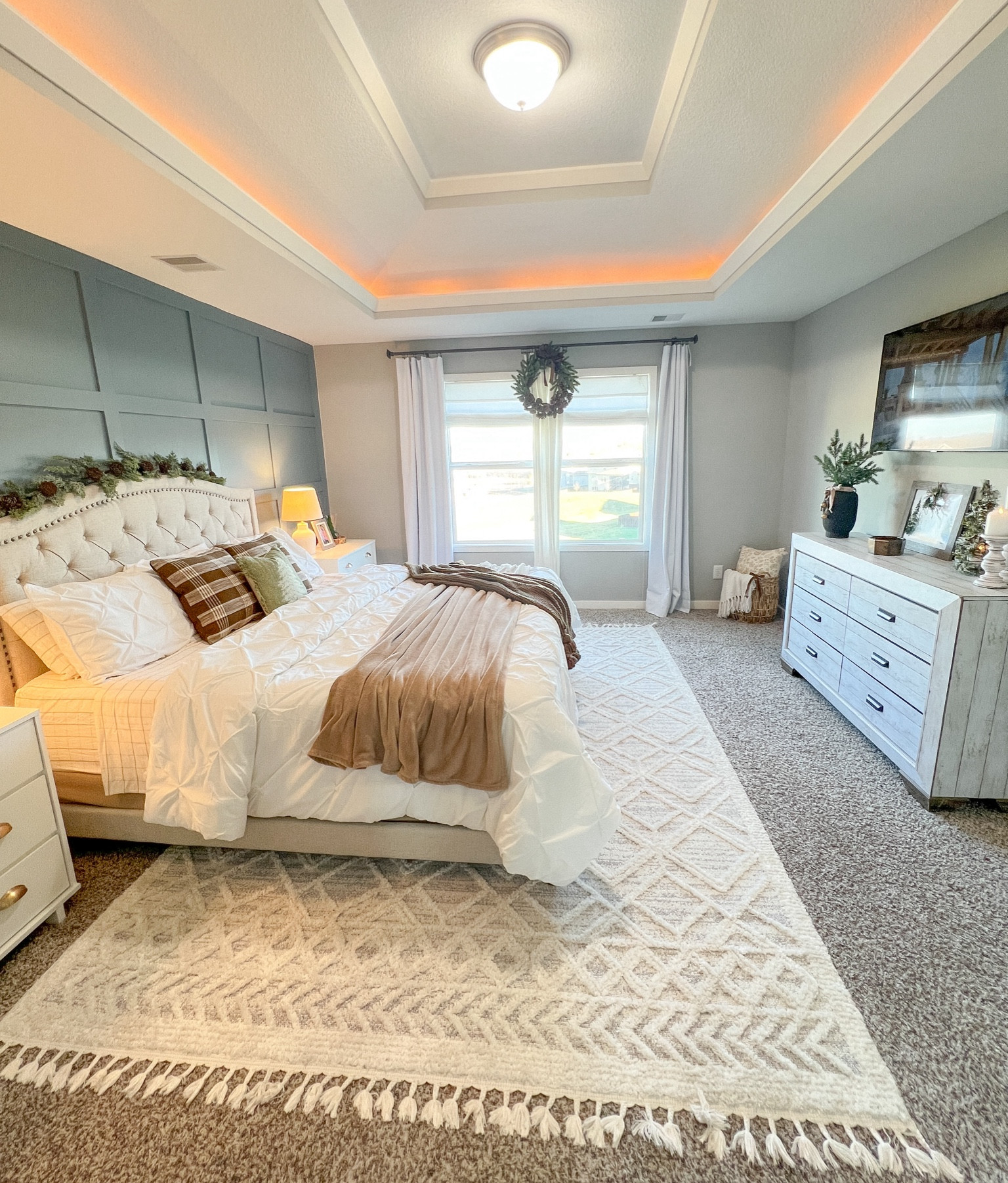 Master bedroom winter decor 🌲🤎

#LTKhome #LTKSeasonal