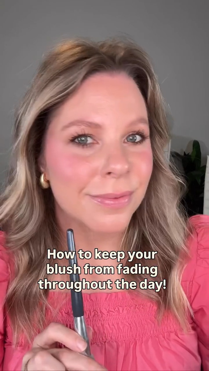 Want your blush to stay put all day, even in the warmer months? Try layering. Follow for more everyday makeup tips for women over 35. I used @purcosmetics cream blush in Coral Cosmo, @makeupforever all nighter setting spray, and @lauragellerbeauty Sunlit Rose blush. Let me know if you'd like me to send these your way in the comments below! #makeupforbeginners #makeupformaturewomen