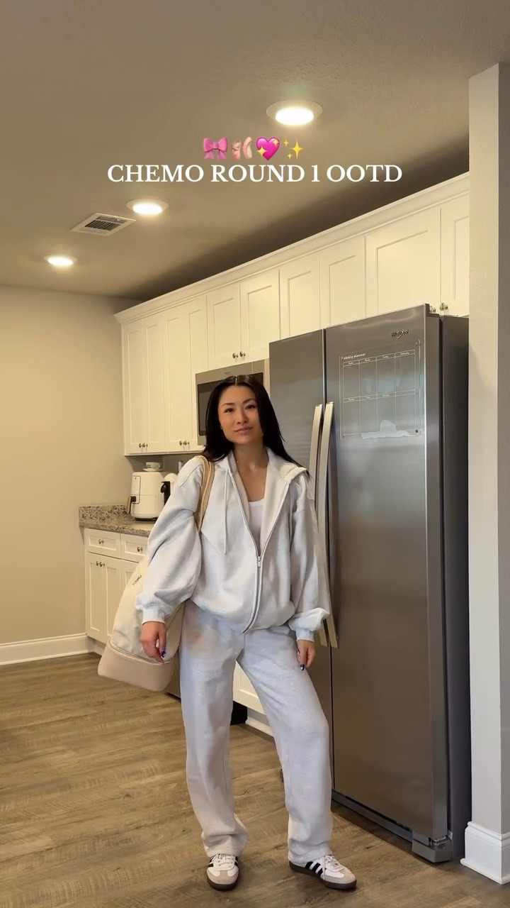 chemo round one ootd! cute and comfy sweat sets will be in rotation from now on 🎀🩰💖✨
•
•
•
#ootd #chemo #fitcheck #breastcancerinmy30s #breastcancerfighter