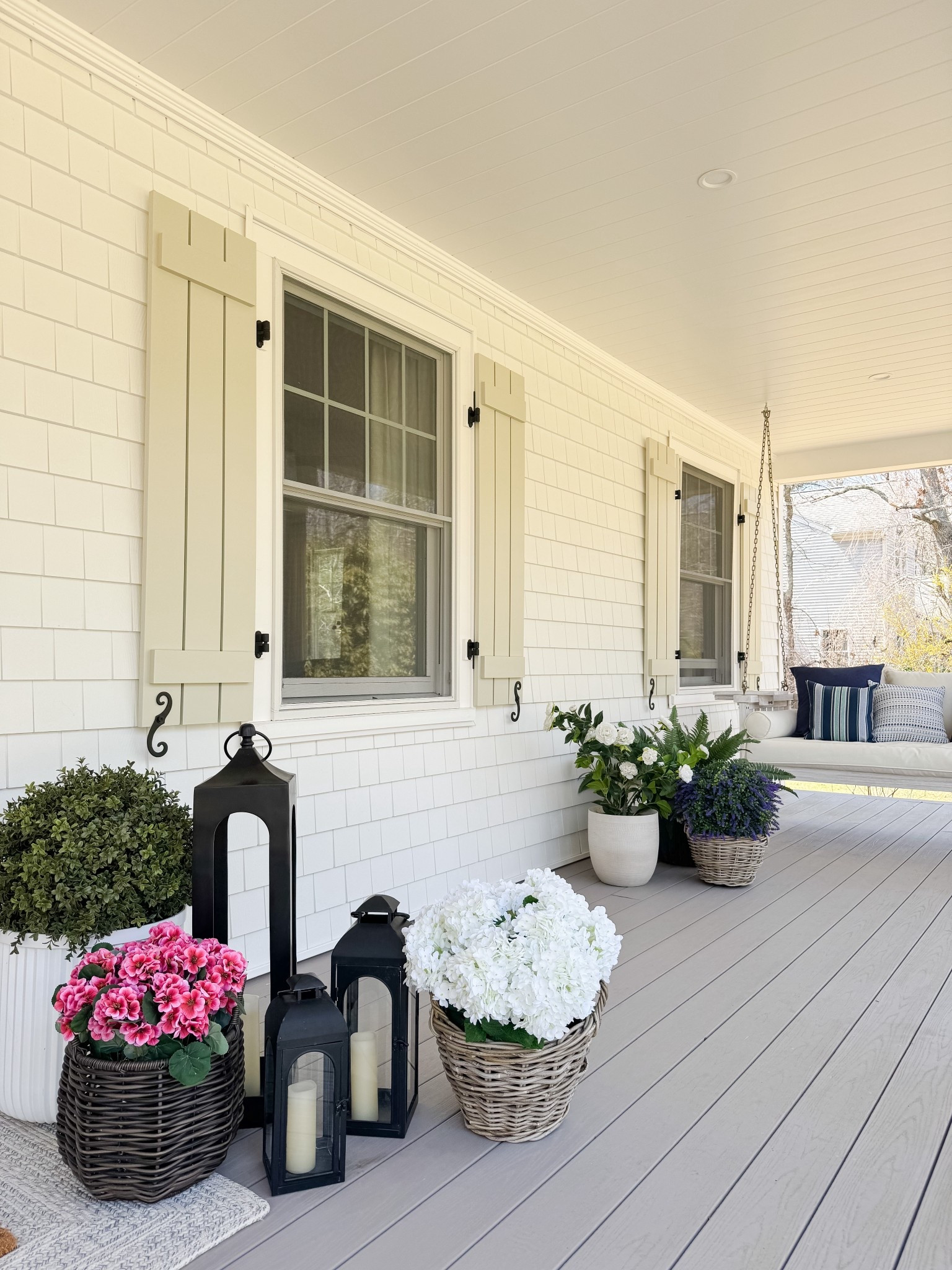 Spring Front Porch

Home  home decor  home favorites  spring front porch  spring home decor  seasonal decor  wreath  planters  area rug  coastal home

#LTKSeasonal #LTKHome