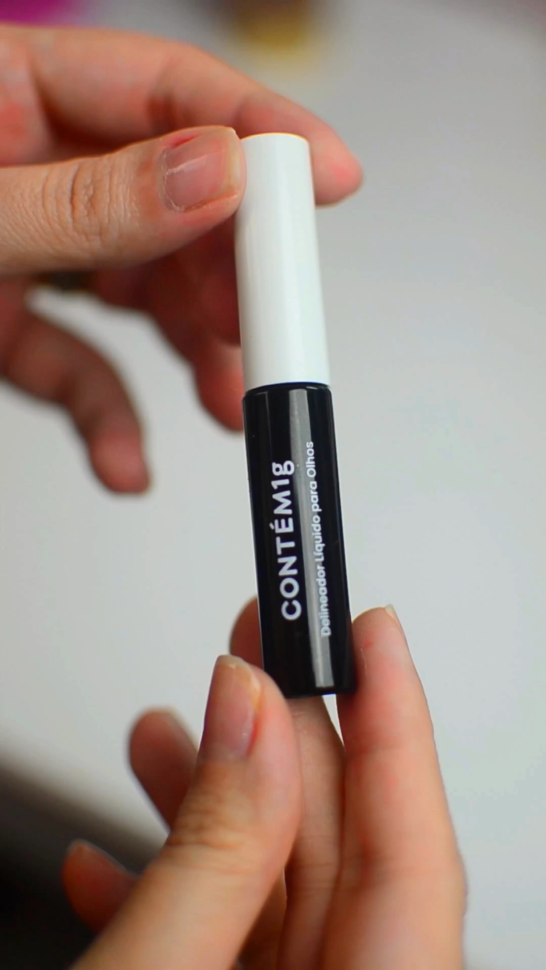 Testei o delineador glitter na cor galáctica da Contém 1g também como sombra, aplicando um pouco mais concentrado na pálpebra móvel e esfumando as bordinhas, para deixar apenas o brilho suave dele, e deu muito certo. 
O produto constrói camadas e também funciona super como uma versão de sombra líquida, pra quem ama esse tipo de acabamento nos olhos, e confesso que estou ainda mais apaixonada pelo produto 🥹😍.
.
#delineador #delineadorliquido #delineadorcolorido 

#LTKVideo #LTKbrasil #LTKbeauty