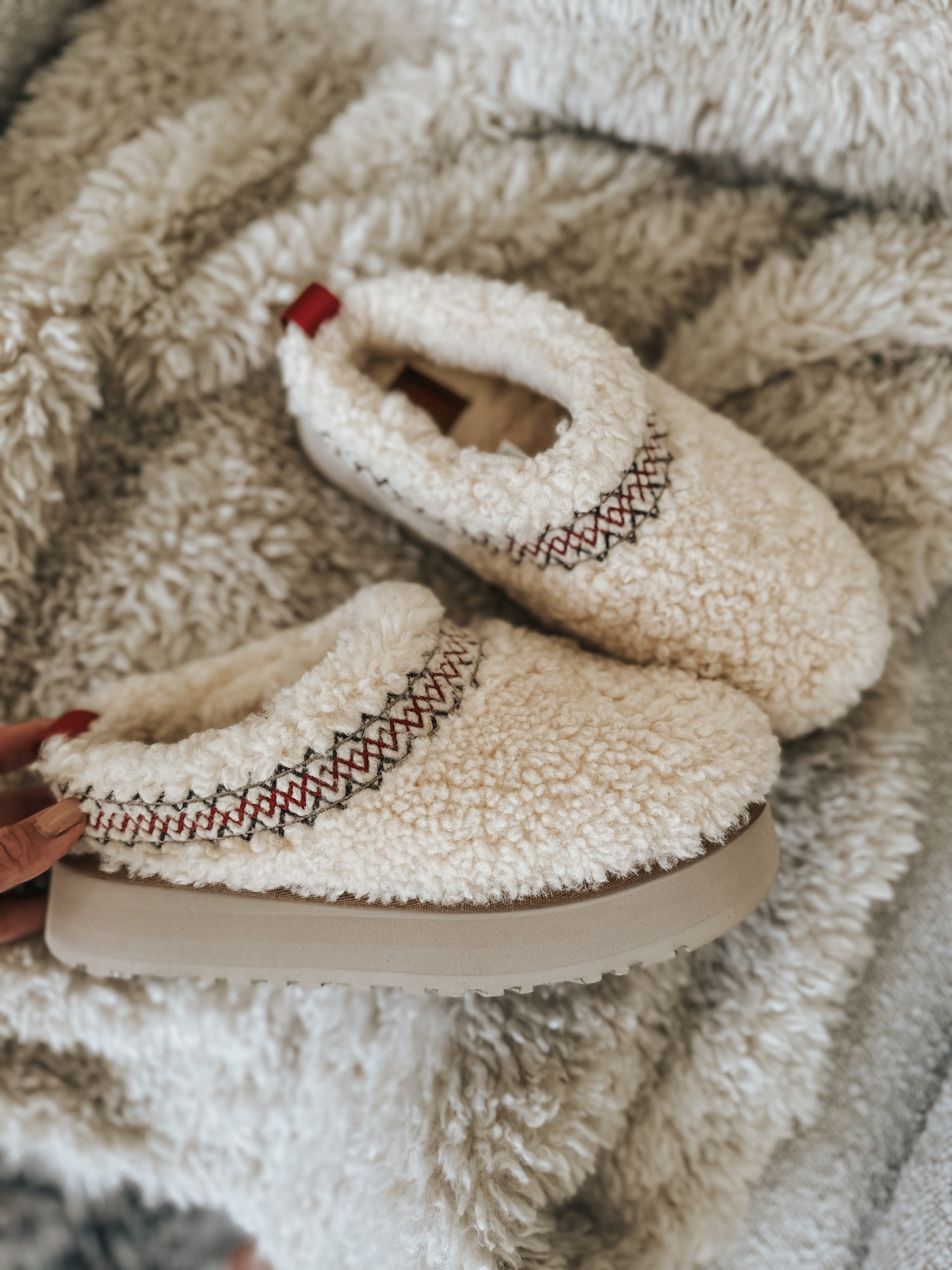 UGG slippers ✨

#LTKSeasonal #LTKHoliday #LTKGiftGuide