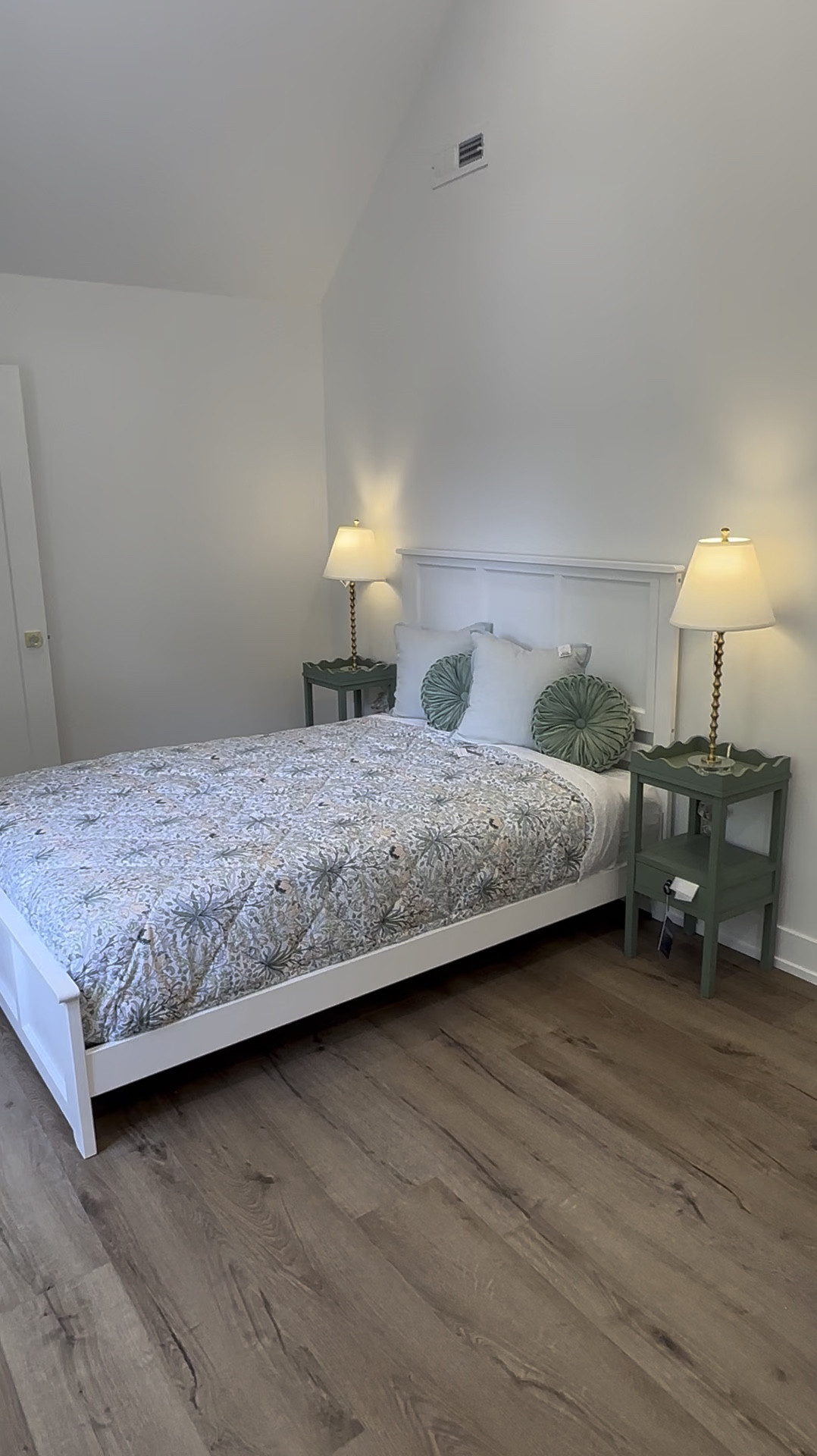 White queen bed from Wayfair 
#queenbed
#wayfair