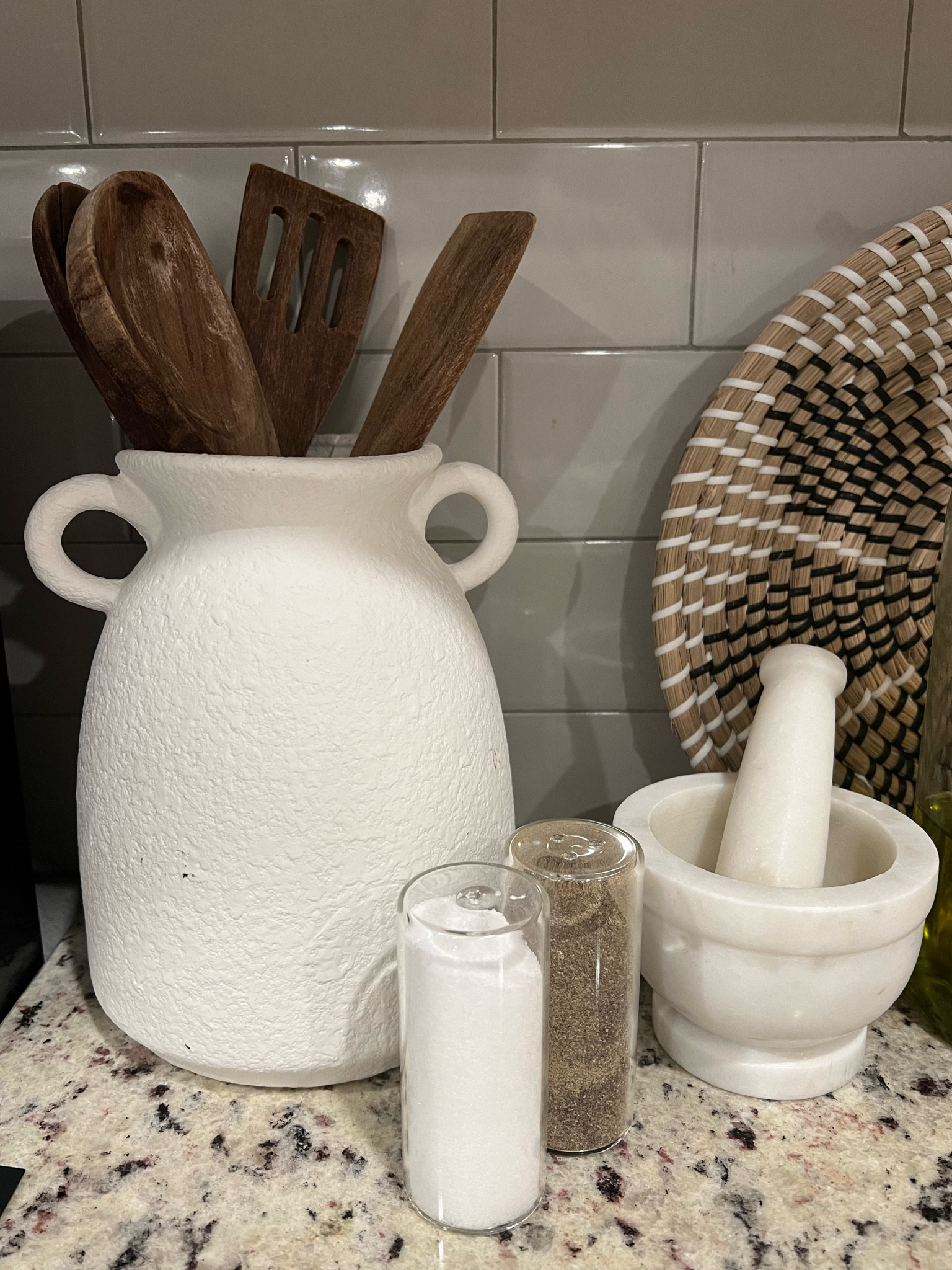 Kitchen countertop styling✨



#LTKFindsUnder50 #LTKHome #LTKStyleTip