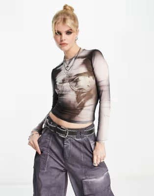 Bershka - Top van mesh met lange mouwen, digitale print en korset in zwart | ASOS (Global)