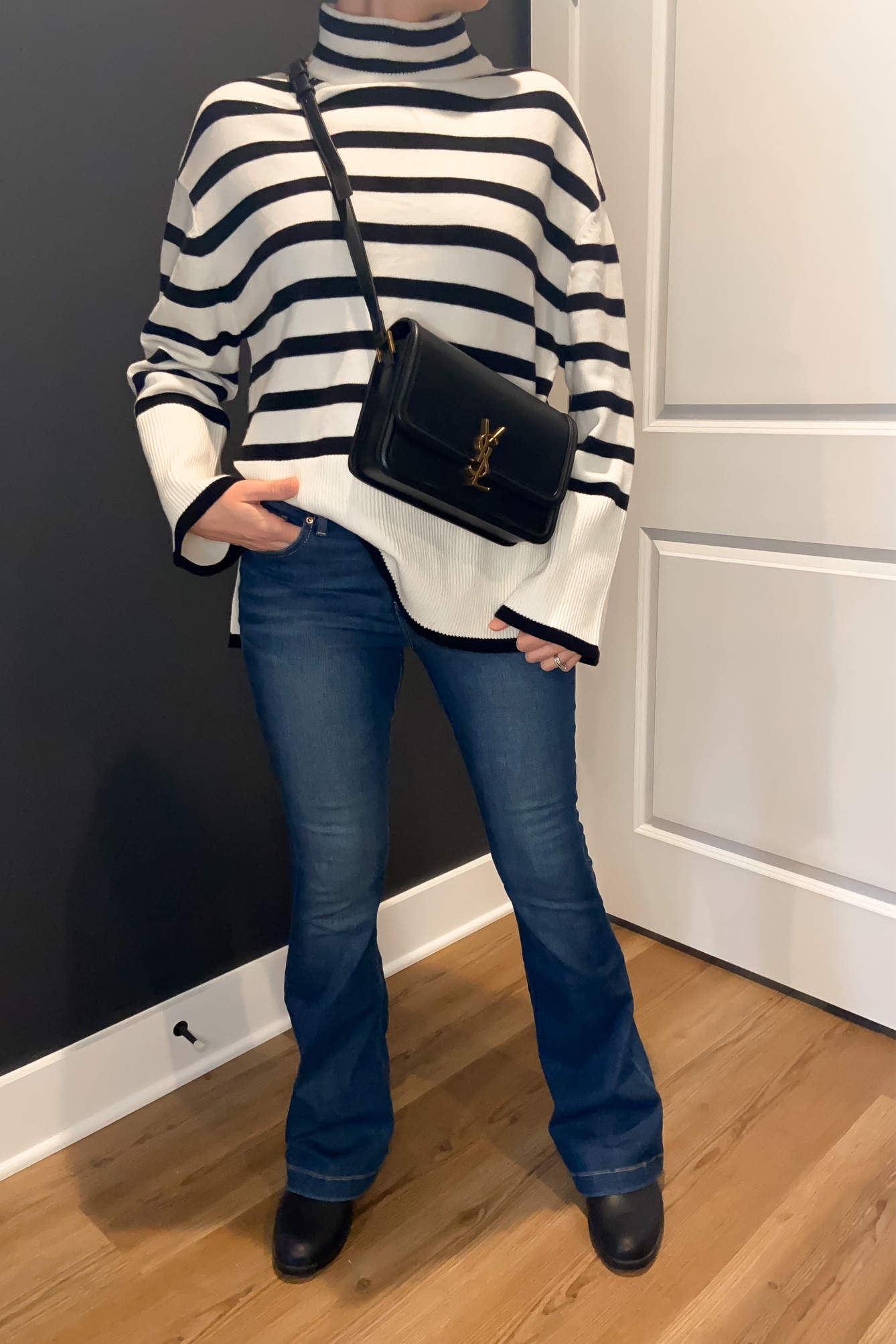 Flare jeans and Chelsea boots outfit. Chelsea boots outfit idea