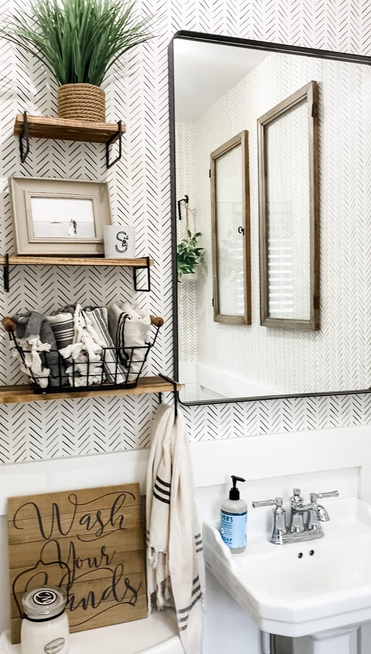 Affordable & functional bathroom decor: Modern farmhouse style, neutral, black and white/ivory #mode | Amazon (US)
