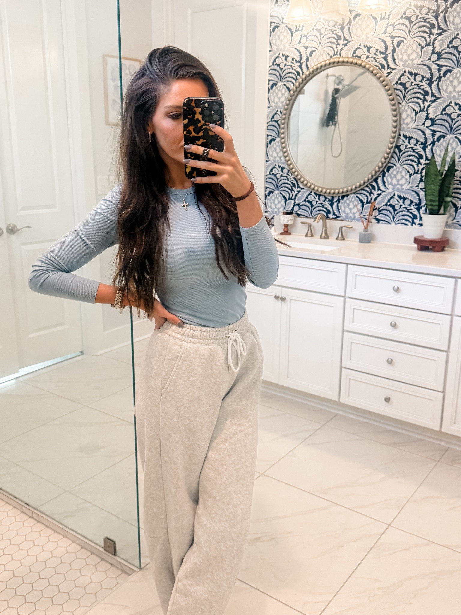 Wearing an XS in both top and bottom. 



#LTKMidsize #LTKootd #LTKFindsUnder50