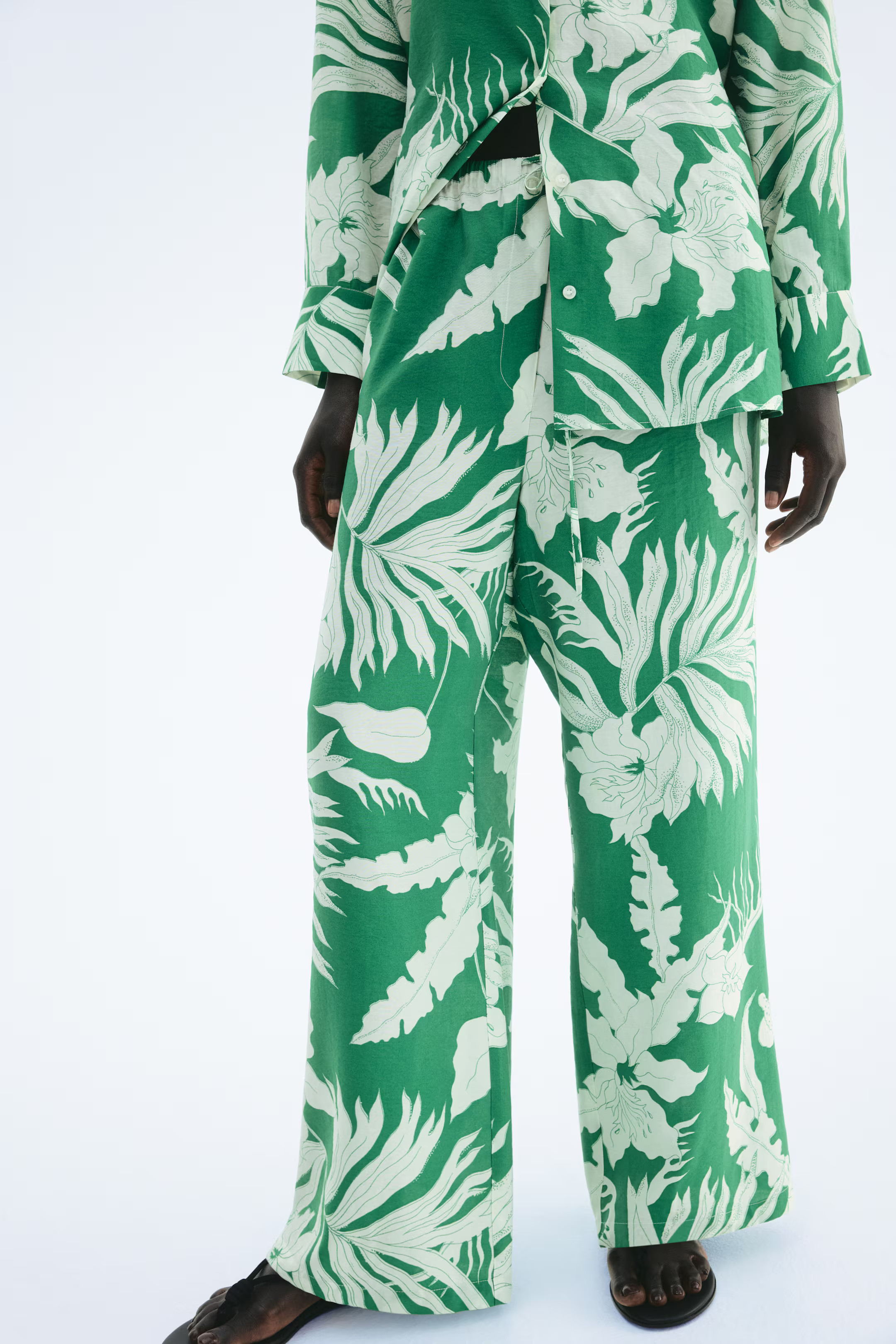 Loose-fit drawstring trousers | H&M (UK, MY, IN, SG, PH, TW, HK)