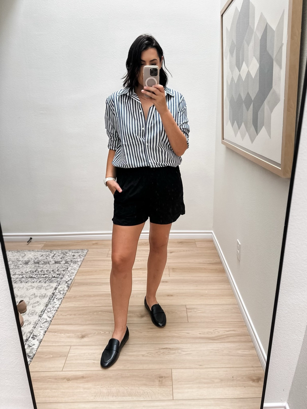 I’m on a mission to make button downs work for me. (Sometimes big boobs and button downs just don’t mix.) I’ve realized that if I size up in most button downs, that’s key for me. I’m in the large of this shirt and I do think the medium would work, but sizing up makes it a touch more casual. This is a structure top, think work wear type of fabric with a hint of stretch. 

Overall I do think it’s a TTS fit, but for bigger boobs go up one size! 

I'm in the large of the poplin shorts, fit is TTS. 

 