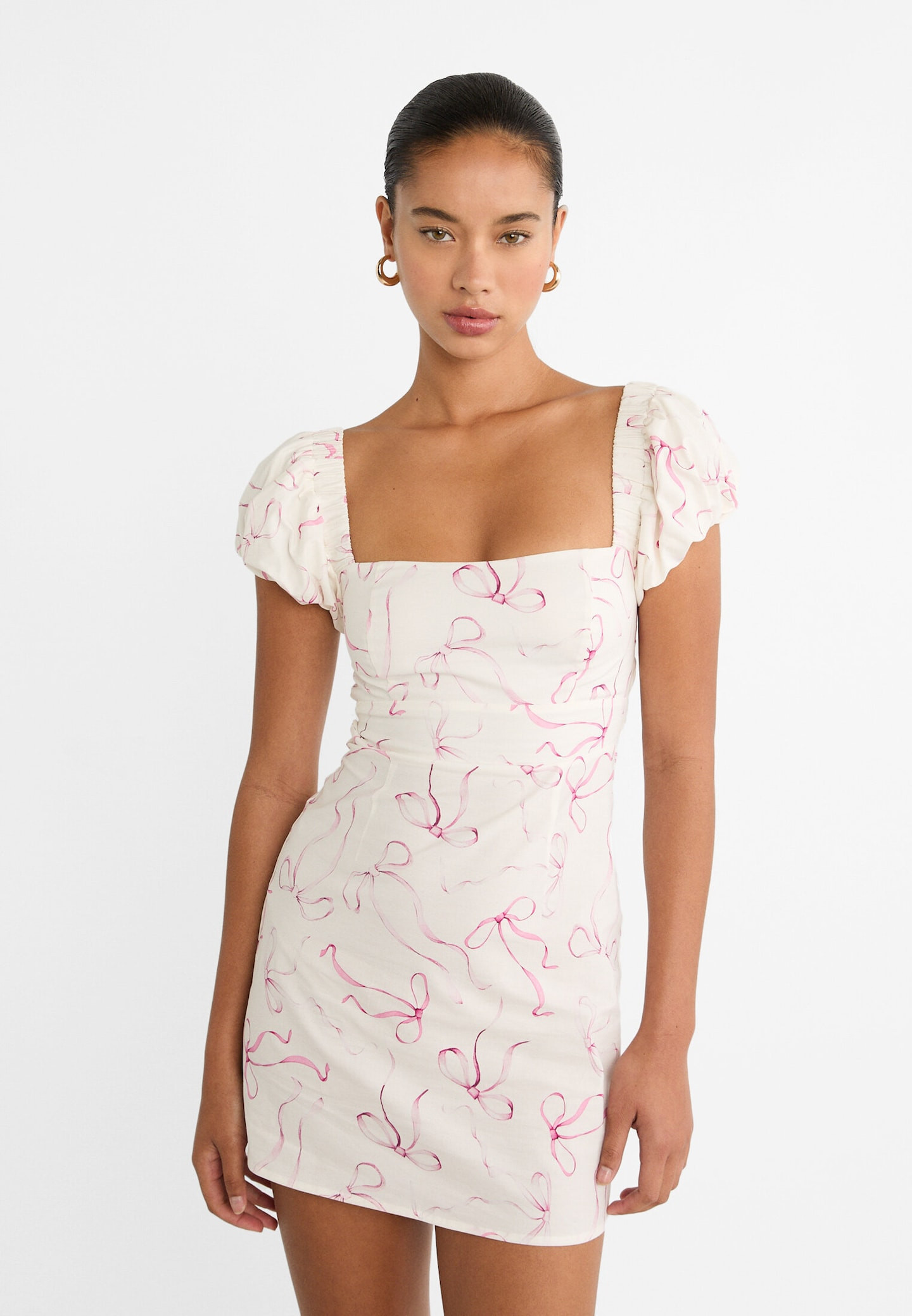 Kurzes Kleid mit freiem Rücken und Print | Stradivarius DE