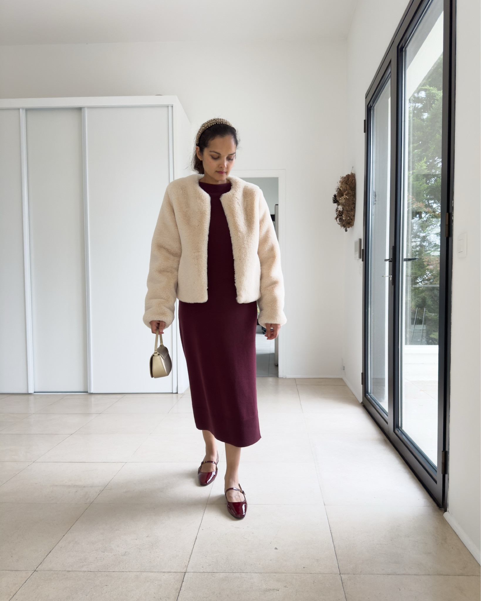 Manteau en fausse fourrure Sezane
Robe pull bordeaux Hobbs London
Mary Jane Boden
Sac doré Furla 
Certains liens sont affiliés 


#LTKfrance #LTKeurope