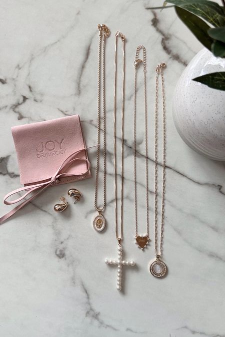 #ad Loving all these gorgeous finds from the Joy Dravecky Jewelry line 🤩 Each piece is stunning and made to be worn daily! The perfect Mother’s Day gifts! 

@joydraveckyjewelry #joydraveckyjewelry #joydraveckyjewelrypartner 
#mothersday 


#LTKStyleTip #LTKFindsUnder50