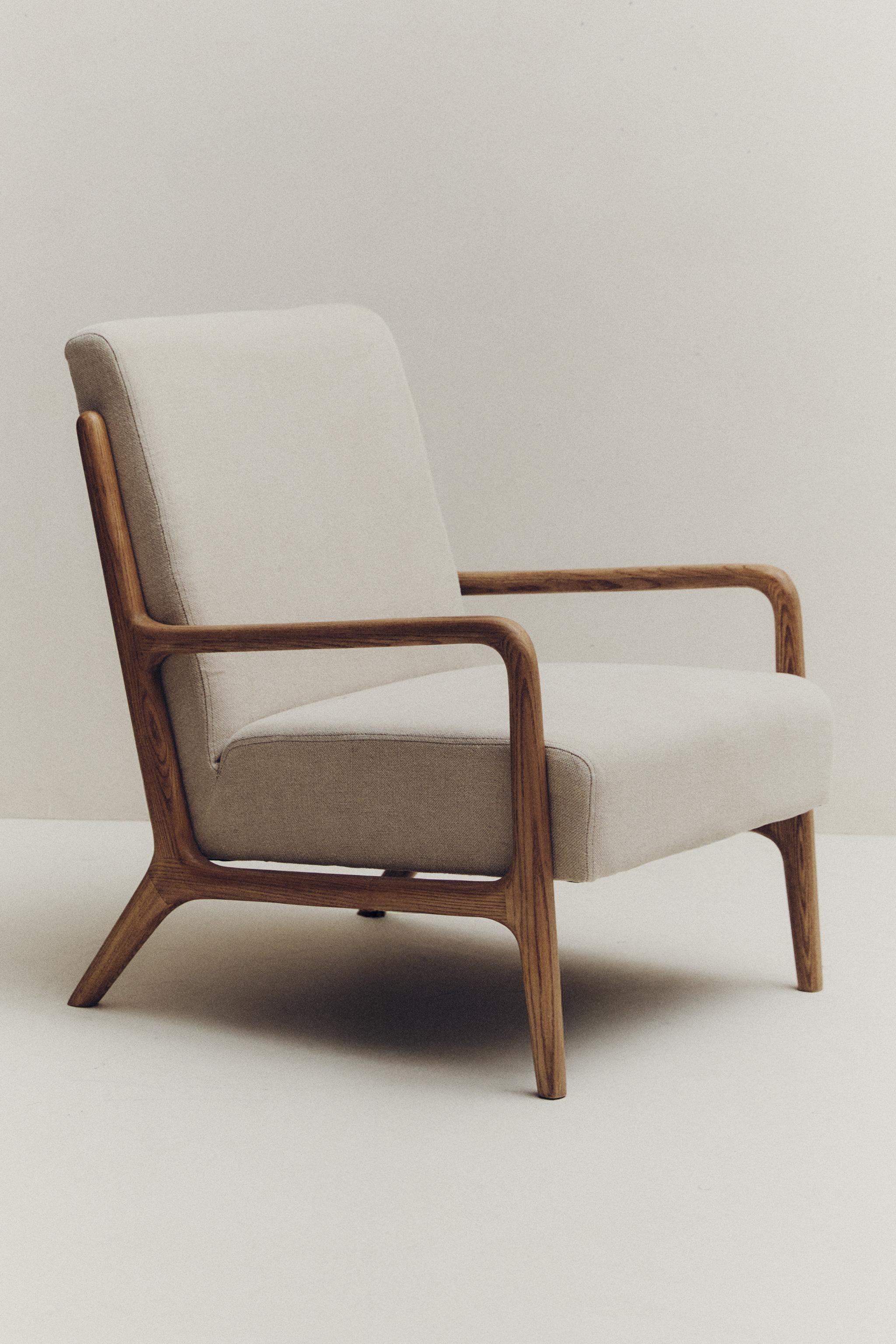 ASH WOOD AND LINEN ACCENT CHAIR | Zara Canada