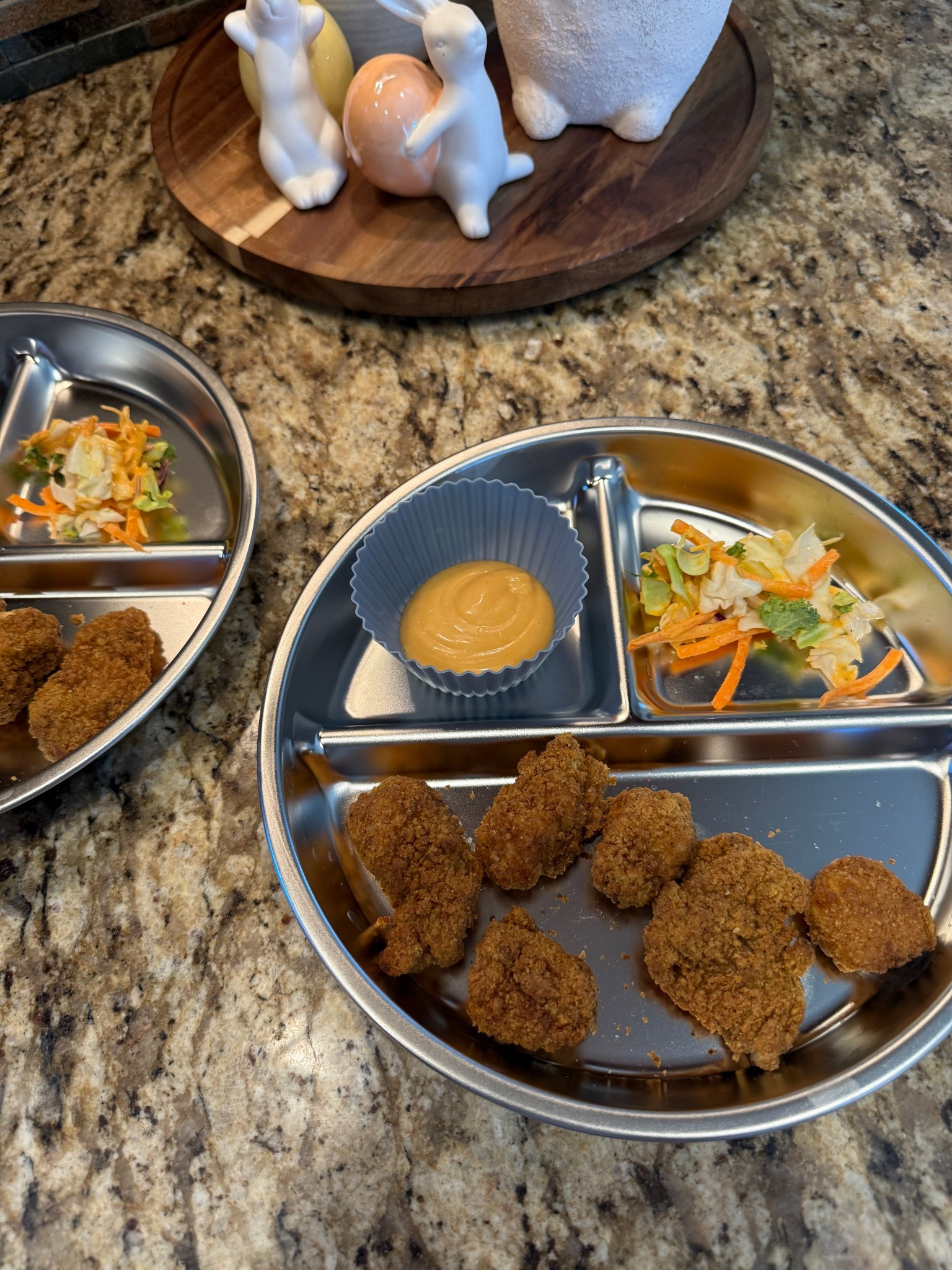 These silicone muffin cups have become my favorite for containing the kids’ condiments during mealtime. 🙌🏻 Easy to wash, reusable, and perfect for little portions.