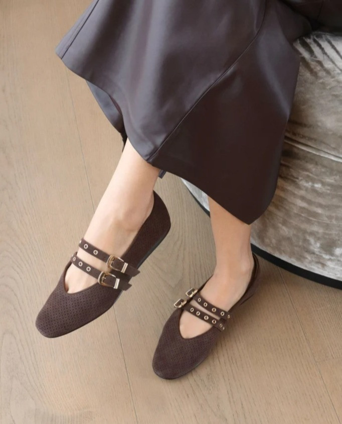 Cute shoes just make every outfit better! 🍁 Loving all the rich brown tones, classic boots, comfy sneakers, and everyday flats from Dolce Vita this season.

#DolceVita #FallEdit #BrownStyle #Boots #Sneakers #Flats #FashionFinds #EverydayStyle #FallFashion #LTKFashion #PinterestFashion #OOTD 

 #LTKSeasonal #LTKU #LTKSaleAlert