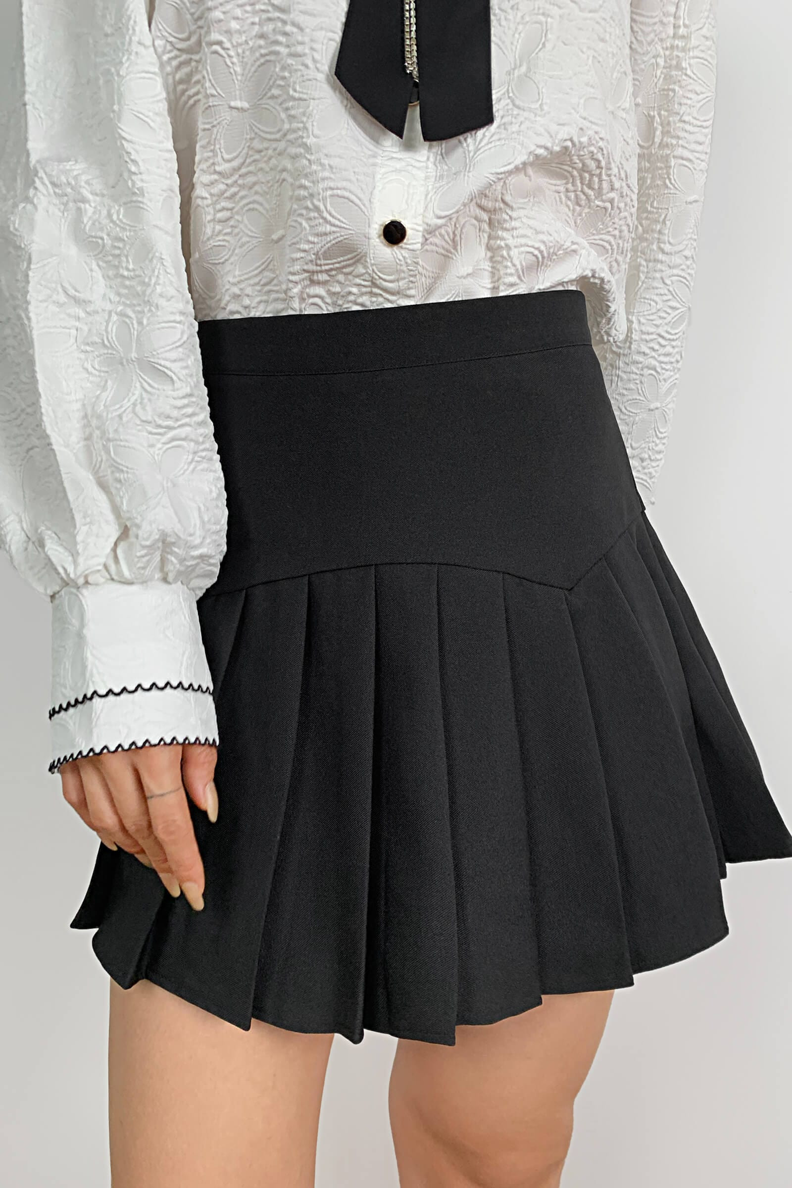 Black Pleated High Rise Mini Skirt | J.ING
