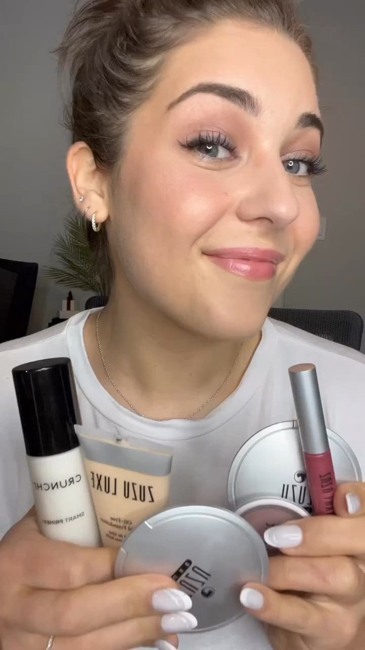 #grwm! This turned out to be almost all @zuzuluxe and @gabrielcosmetic. These brands are so underrated! I love their products. 

Here’s everything I used! (All @switch.natural approved) 

@crunchicollection primer 
@zuzuluxe foundation, bronzer, blush, highlighter, concealer, lipgloss 
@gabrielcosmetic concealer in light, lipstick in rosewood
@kvdbeauty eyeliner 
@wellpeople brow pencil 
@gxvebeauty mascara 
@iliabeauty limitless lash mascara 
@kosas cloud set 
@thedaemonbrand deo 
@dimebeautyco perfume 7 summers 
@thenorthface kicks 

@realtechniques sponge and eyeshadow brush  @ecotools brush

Spot any faves or products you’re intrigued by? 

If you’d like the link to any of the products comment “link”! And thank you so much for your support! Shopping through my links helps me be able to review more clean beauty products for y’all 🫶🏻💕

The copyright to this content (video, photo, caption, and all related media) belongs solely to @beauty_demos_by_inna. Any form of usage without my explicit permission is an infringement of those rights. Tags and hashtags do not denote permission. 
-
#ilovemakeup #beauty #cleangirlmakeup #cleanbeauty #makeupenthusiast #beautycommunity #makeuplover #panningcommunity #nontoxicbeauty #greenbeauty #cleanmakeup #greenmakeup #nontoxicmakeup
#switchnatural #switchnaturalapp #switchnaturalapproved #zuzuluxe #gabrielcosmetics #zuzuluxebronzer #zuzuluxeblush #zuzuluxefoundation #crunchismartprimer #crunchiprimer #gxvemascara #cantstopstaring #zuzuluxehighlighter