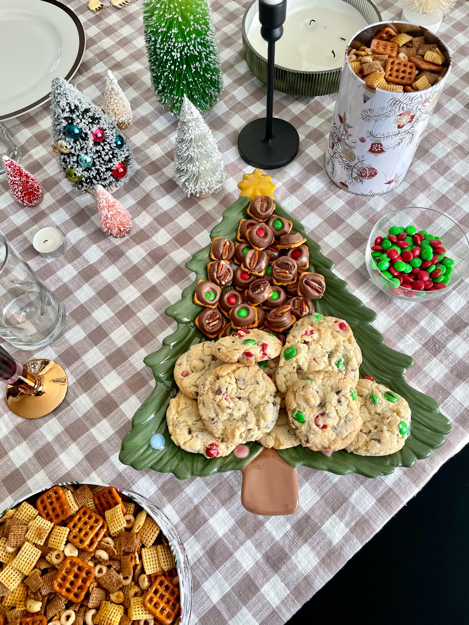 ✨One week til Christmas!🎄 Spent all day yesterday baking + watching Christmas movies. What’s your favorite xmas movie? 🎅🏼 

Obsessed with this Christmas cookie tray and gingham tablecloth! 



#LTKHoliday #LTKSeasonal #LTKunder50