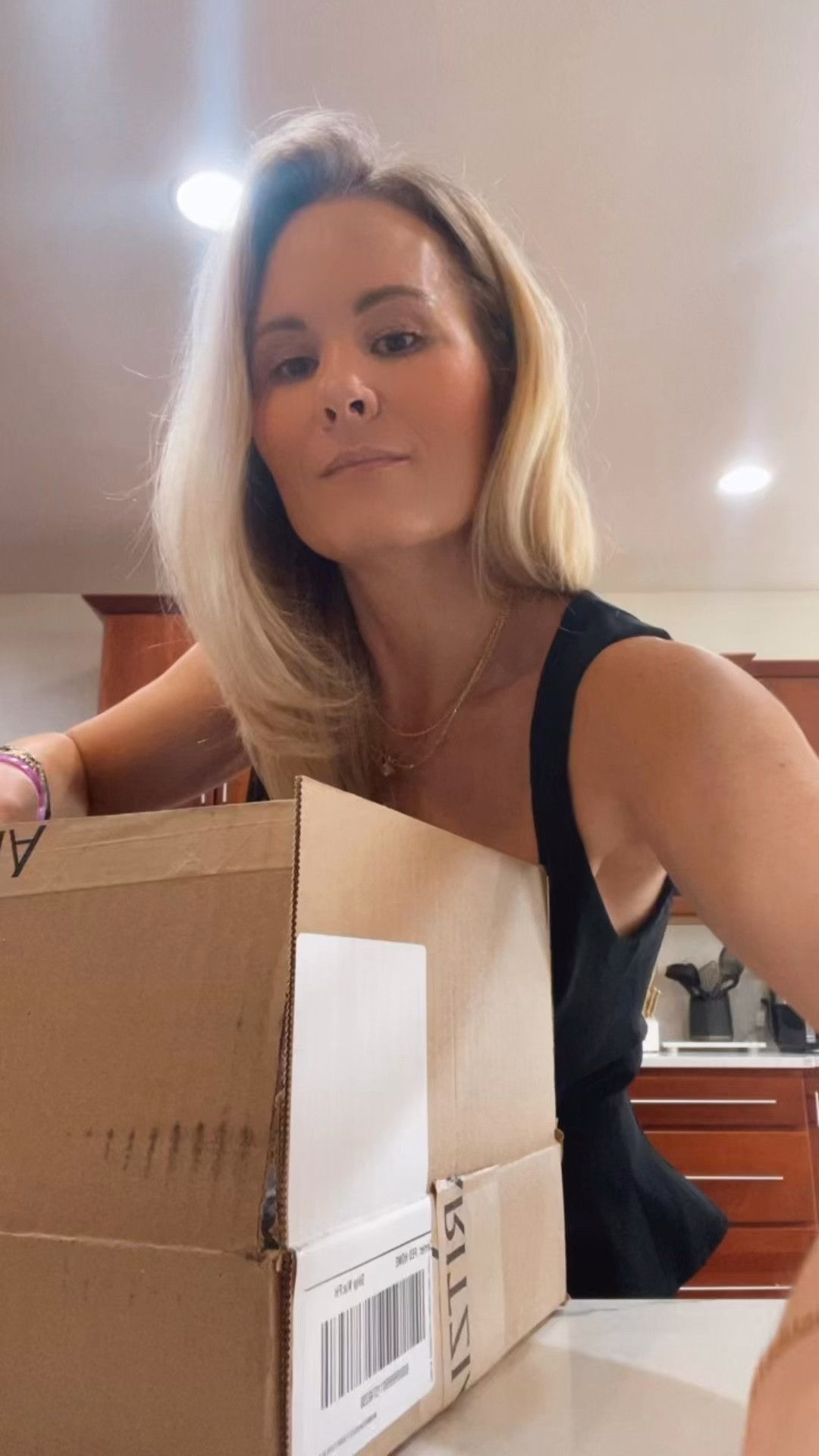 Aritzia, I’m boxing. I absolutely love their clothes and I wanna share everything that I got with you. ￼

#LTKootd #LTKdayinmylife #LTKmomlife