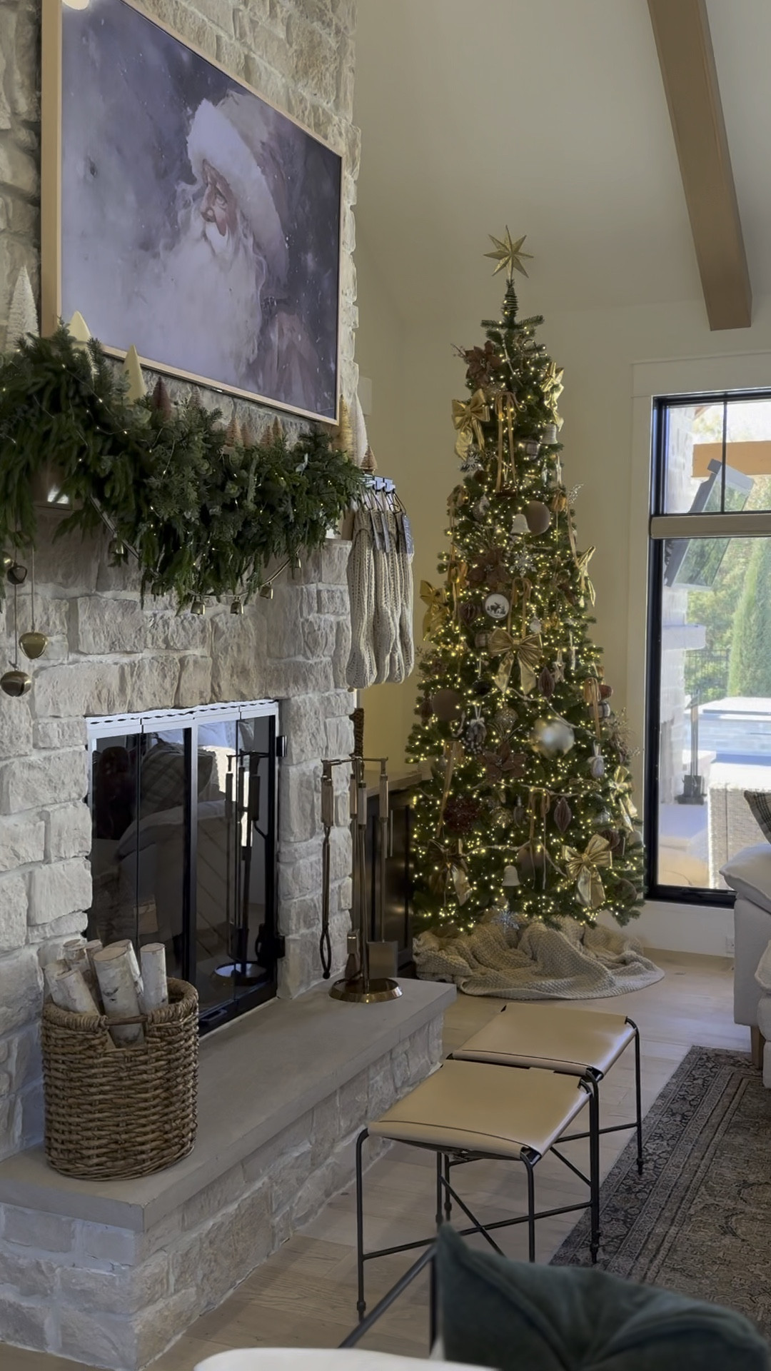 Holiday decor makes me so happy! 🩷

#LTKSeasonal #LTKHome #LTKHoliday