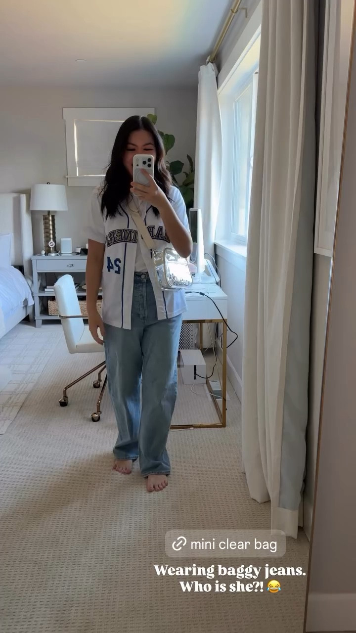 Mini clear bag and jeans! 


#LTKSeasonal #LTKootd