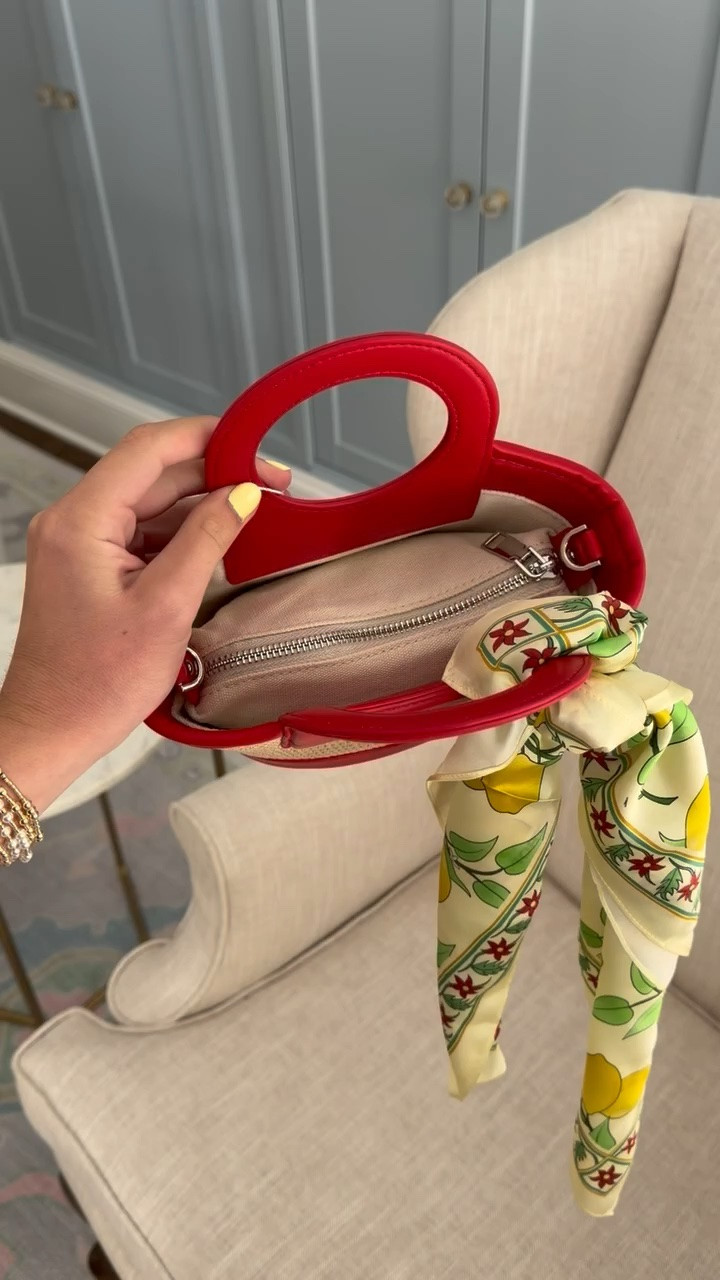 The perfect crossbody or hand held purse!

#LTKmomlife #LTKgrwm #LTKootd