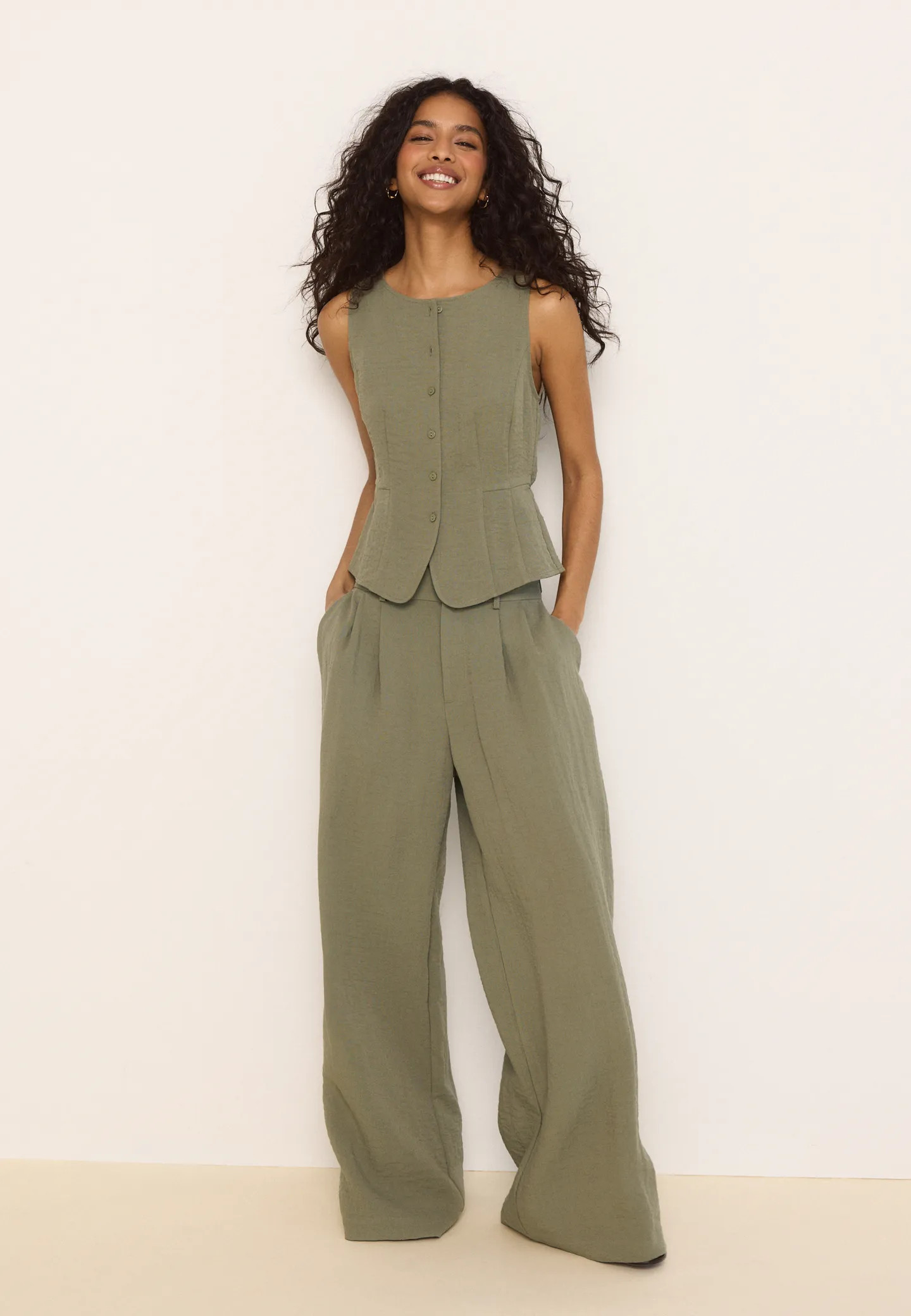 Rustic wide-leg trousers with adjustable buttons - Women's fashion | Stradivarius United Kingdom | Stradivarius (UK)