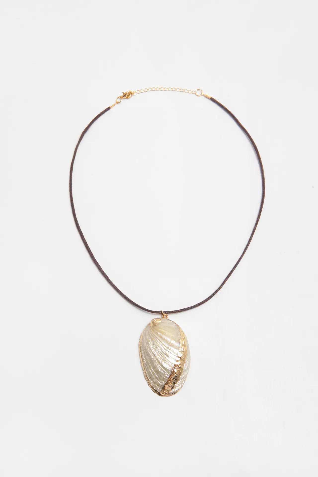 Cord necklace with seashell pendant | PULL and BEAR UK