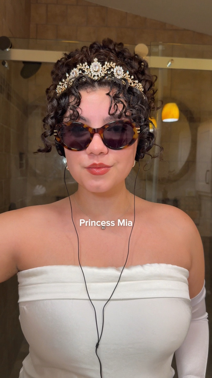 Part 2: costume ideas for curly hair👑🤍✨🏰

Princess Mia from Princess Diaries✨
•
•
•
•
#beforeandafter #curlyhair #curlycut #hairtransformation #curltransformation #curls #curlyhairstyles #hairstyle #transformation #curlyhairroutine #hairroutine #hairhacks #naturalcurls #hairinspo #curlyhaircommunity #cachos #rizos #rizosnaturales #halloween