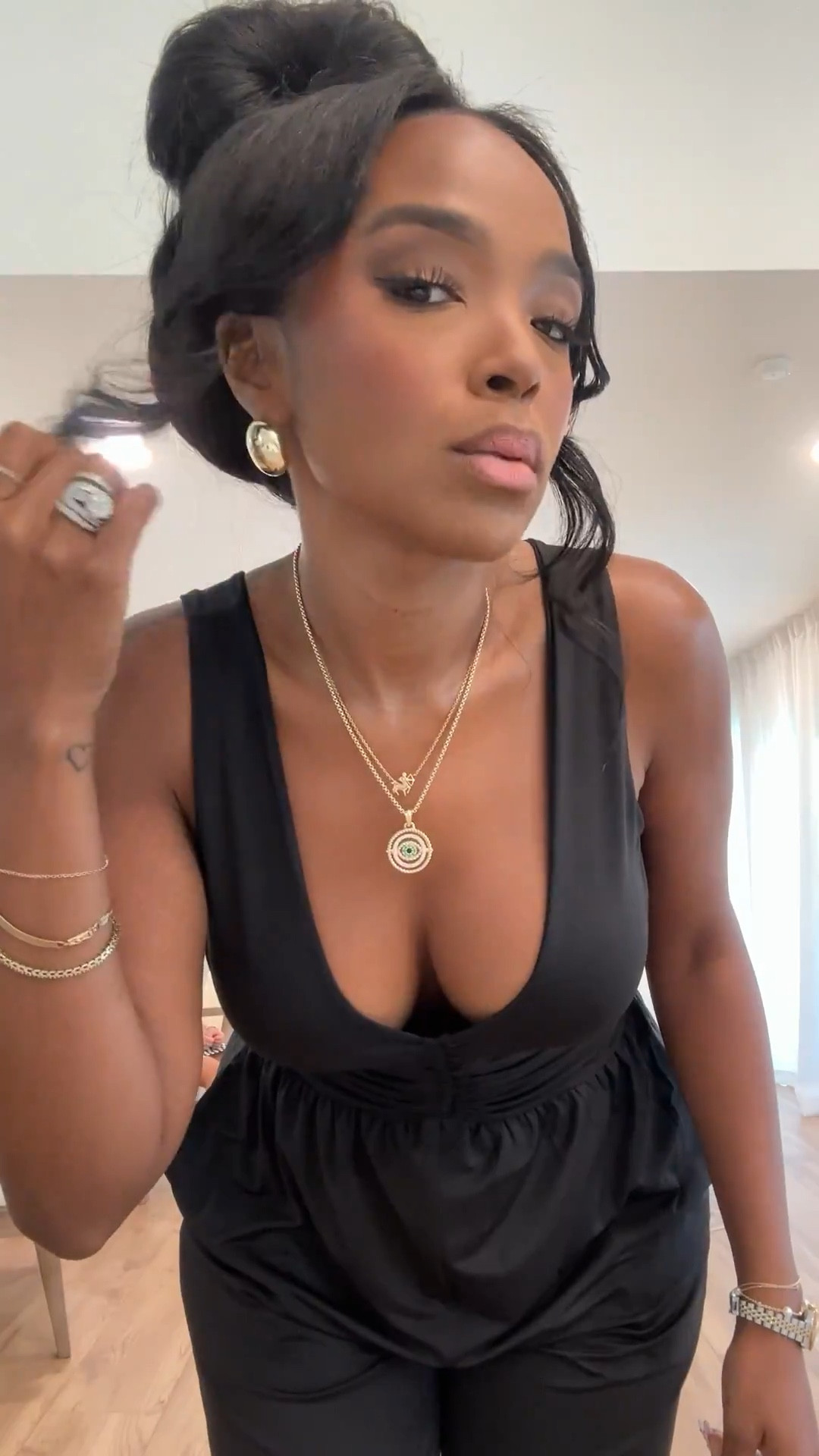 Scroll to shop this elevated all black outfit.

Perfect for date night, dinner, or going out.

📏 Measurements: 5’4”, 140 lbs, 34D bust, 27” waist, 40” hips

Follow me on Instagram and YouTube @kirasfashionfinds