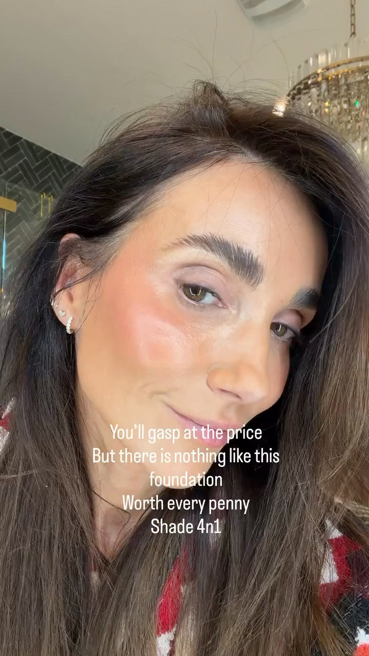 Estée Lauder Re-Nutriv Ultra Radiance Liquid Foundation  in shade 4N1, eyeshadow nude sculpt, eyeliner Smokey bronze, blush in shade 2

liquid foundation, radiant foundation, luxury makeup, glowing skin, face makeup, radiant makeup look, everyday foundation makeup, mature skin makeup, summer makeup routine, luxury beauty favorite, Annabrstyle

#LTKselfcare #LTKBeauty #LTKOver40