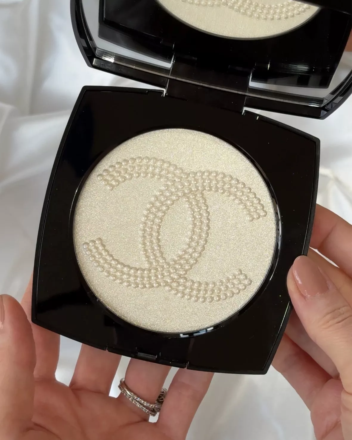 Пудра - хайлайтер Chanel Poudre Lumiere Highlighting Powder 40 White opal  8.5 g от продавца: YouMake – в интернет-магазине ROZETKA