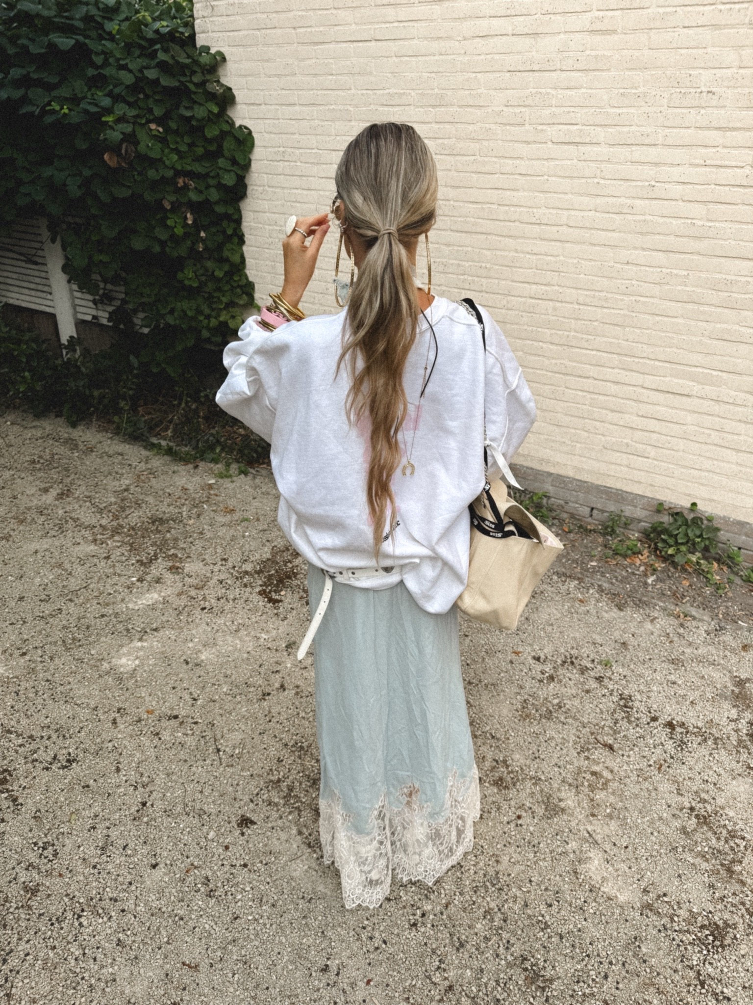 Lace skirt obsession🥹☺️ this one we love and wear them both in a larger size cause we love the slouchy long look of this maxi skirt there are also more colors available!!🩵🩵 xoxo