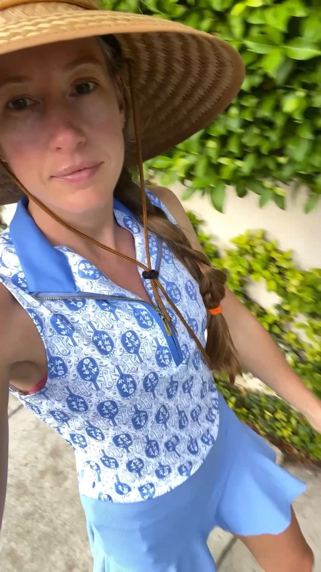 The best walking outfit! Zip up collared top and a flounce skirt! Runs slightly big - size down! 