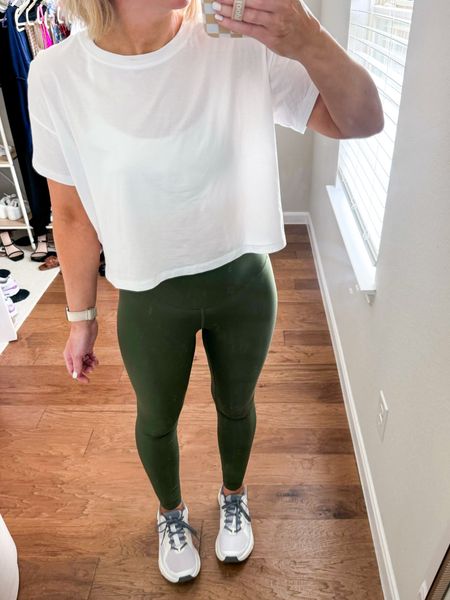 Leggings size XS color olive 
Sports bra true to size 
Top size small 
On cloud runner 2 sneaker true to size 

Active wear / workout outfit 
Workout leggings 


#ltkfindsunder50

#LTKFitness #LTKActive #LTKShoeCrush
