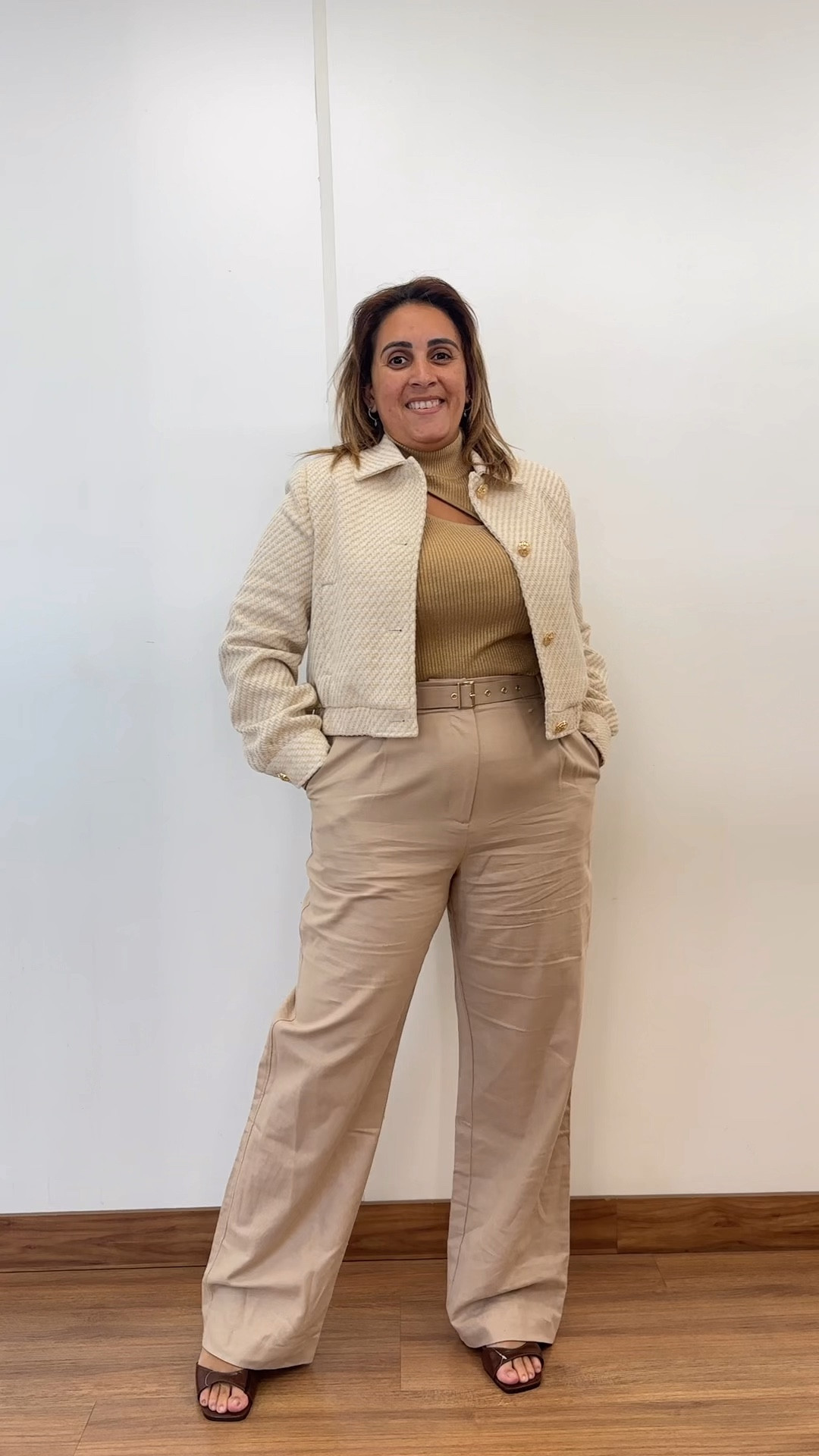 Equilíbrio perfeito: a sutileza do tôn pastel na calça encontra a sofisticação do dourado  na blusa. Uma combinação clássica e elegante para todas as ocasiões. ✨🌸🌟 

#LTKplussize #LTKbrasil #LTKcurves