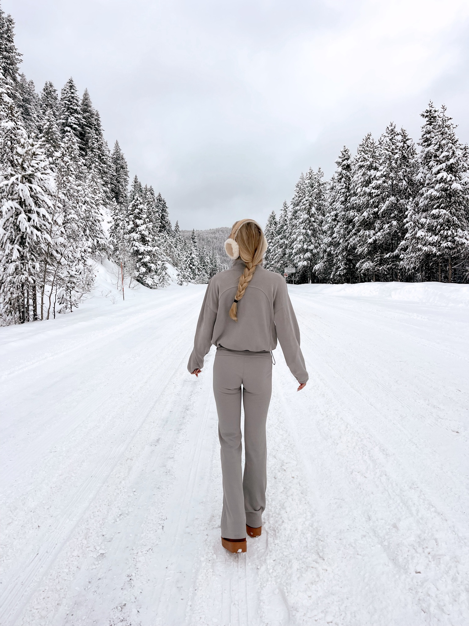 Snow, winter fashion, sweatpants, athleisure, cold weather outfits