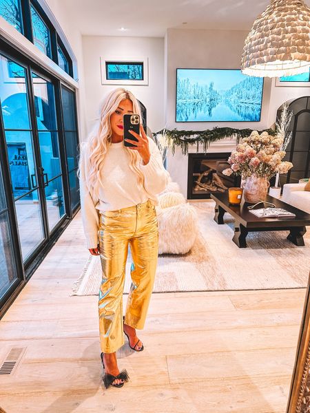 These pants are EVERYTHING and less than $100.00! I’m in a medium 