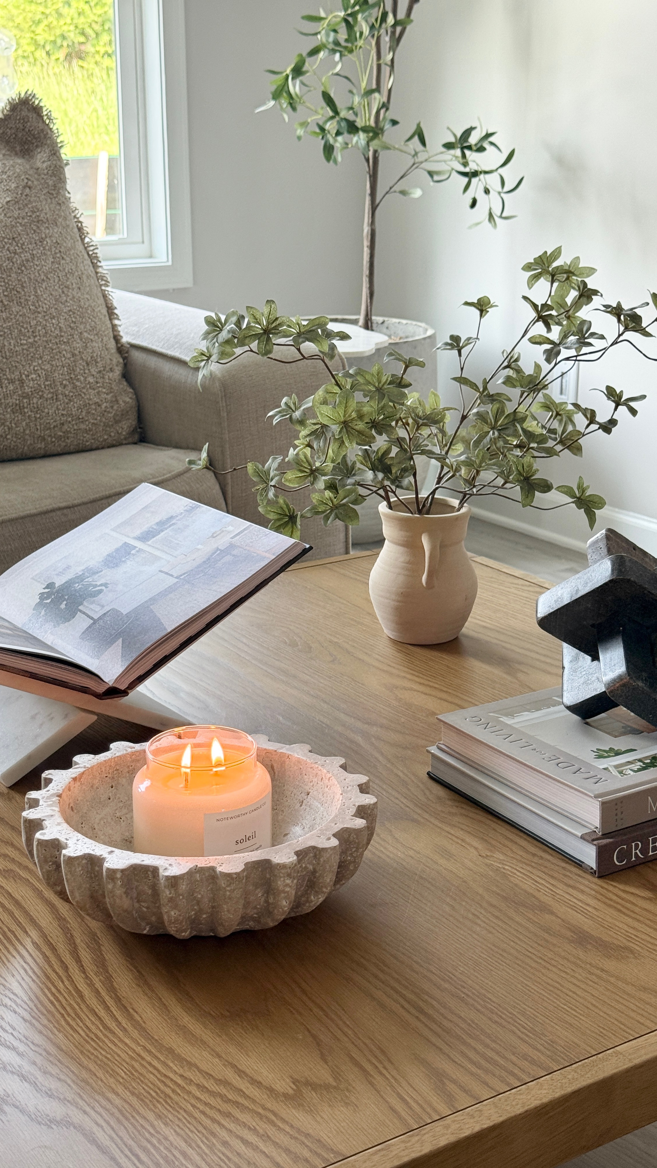Styling a coffee table doesn’t have to feel overwhelming! Grab some books, a candle and a piece of greenery and you’re done 🤎
