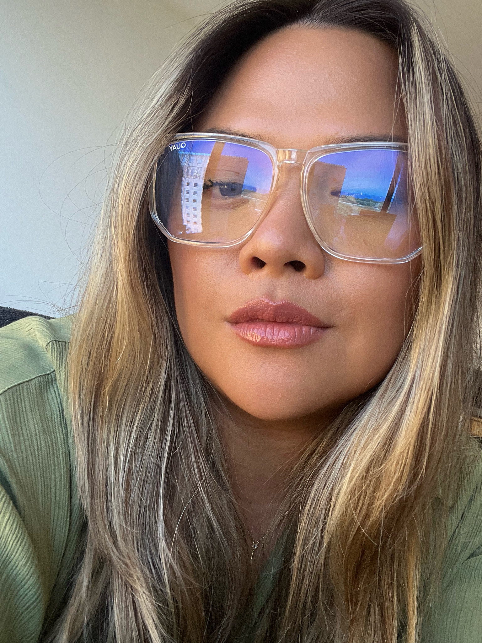 Today’s bronze and glowy look and blue light glasses!

#makeupoftheday #makeup #naturalmakeup #glowymakeup #lipgloss #charlottetilbury #narscosmetics #nars #hourglass #hourglasscosmetics #fentybeauty #fentymakeup #pillowtalk #eyeshadowpalette #bitebeauty #workmakeup #quay #guccimakeup #gucci #luxurymakeup #bronzylook #bronzed #bronzer