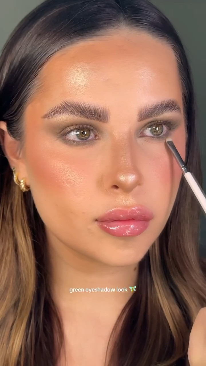 obsessed with how this look came out 🧚 
products: 
@Tatcha US liquid silk canvas 
@Keys Soulcare skin tint in 160c 
@Rare Beauty soft pinch contour in solace 
@Huda Beauty concealer in coconut flakes 
@Lancôme juicy liquid blush in 40 
@hudabeauty easy bake setting powder in cherry blossom 
@NARS Cosmetics blush in orgasm 
@rarebeauty highlighter in exhilarate 
@Anastasia Beverly Hills embers eyeshadow palette shade c1 + a1
@Estée Lauder double wear eyeliner in cocoa
@UKLASH tubing mascara 
@Morphe Cosmetics lip liner in rock steady 
@Charlotte Tilbury lip stick in kim kw
@Valentino.Beauty puffer lip gloss in 300R
#makeuptutorial #greeneyes #makeupinspo #greeneyemakeup #greeneyeshadow