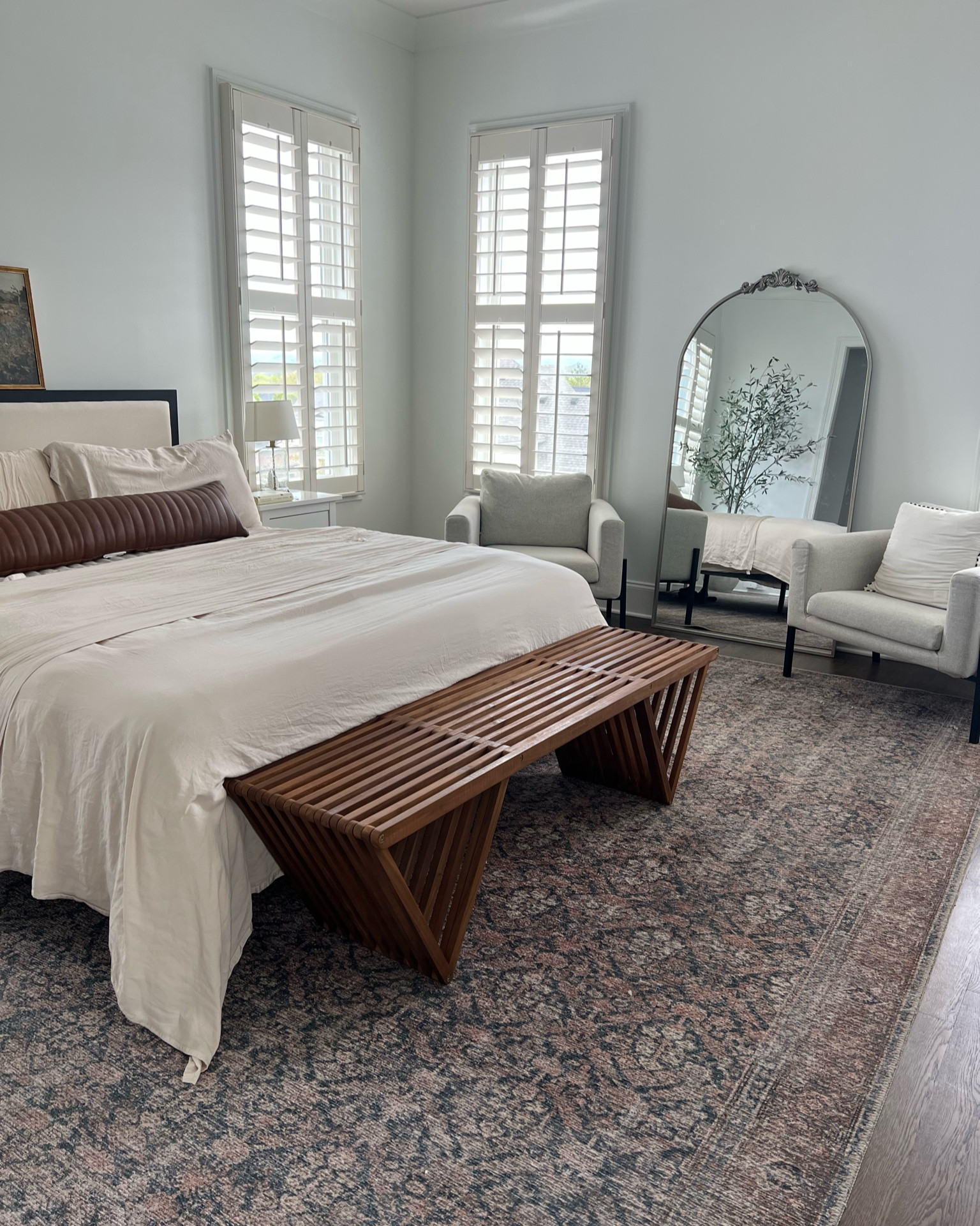 Bedroom sources

Mirror, bench, bed, rug