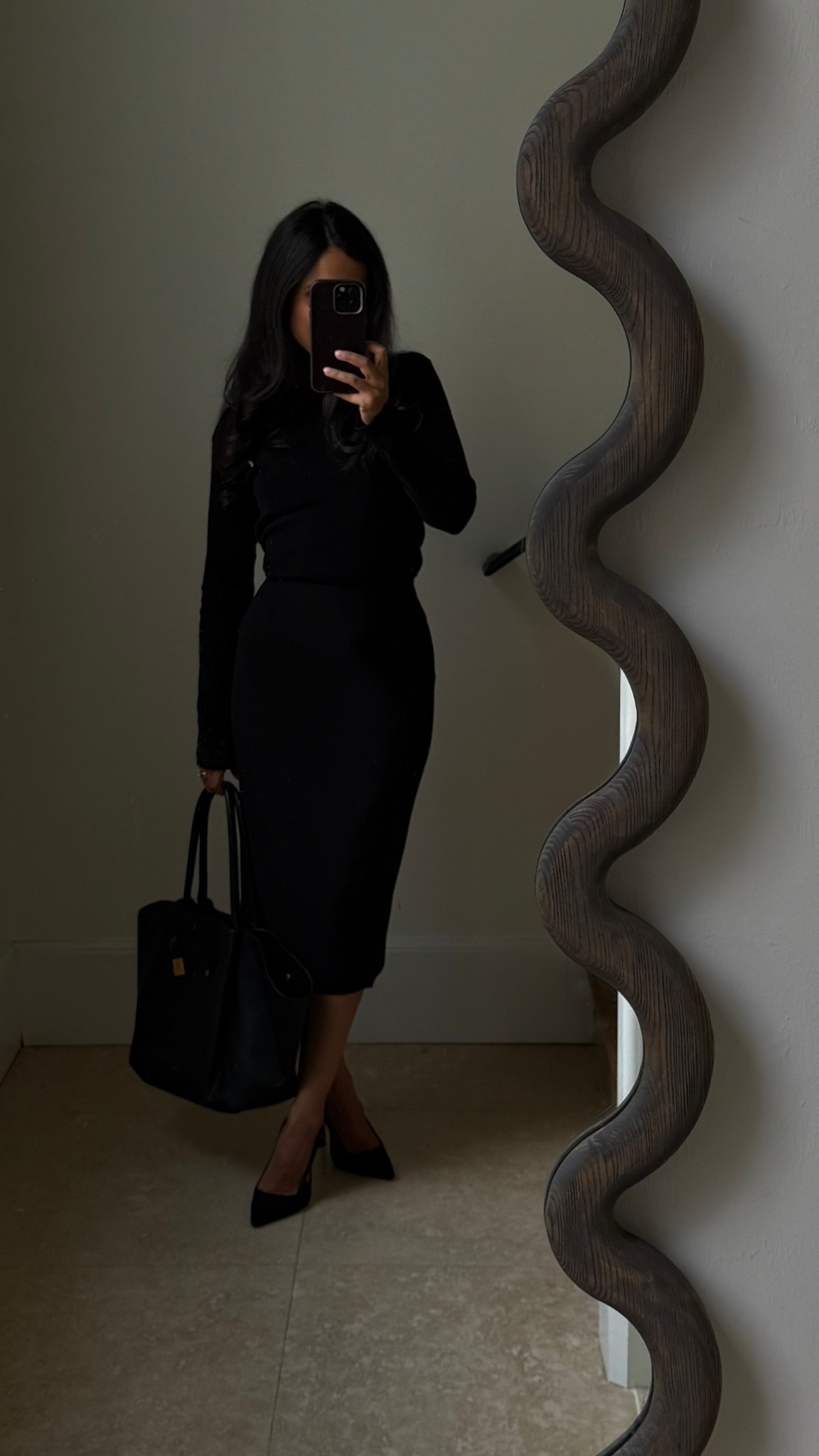 I have both the Midi and the New York—love them both. When I’m actively in my mom role I prefer the New York but when I’m out and about I love the midi and don’t mind that my MacBook Air pokes out a bit. 