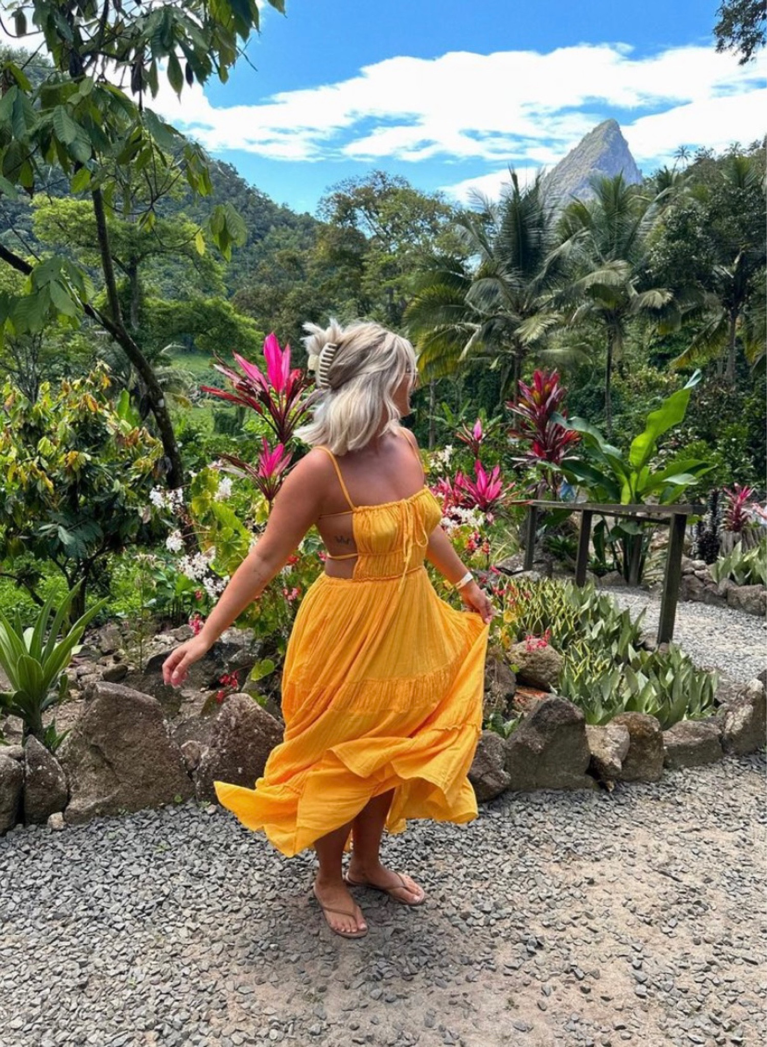 Love this dress for summer & vayk! 

Dress // medium 

#summerinspo #vacationlook #midsize