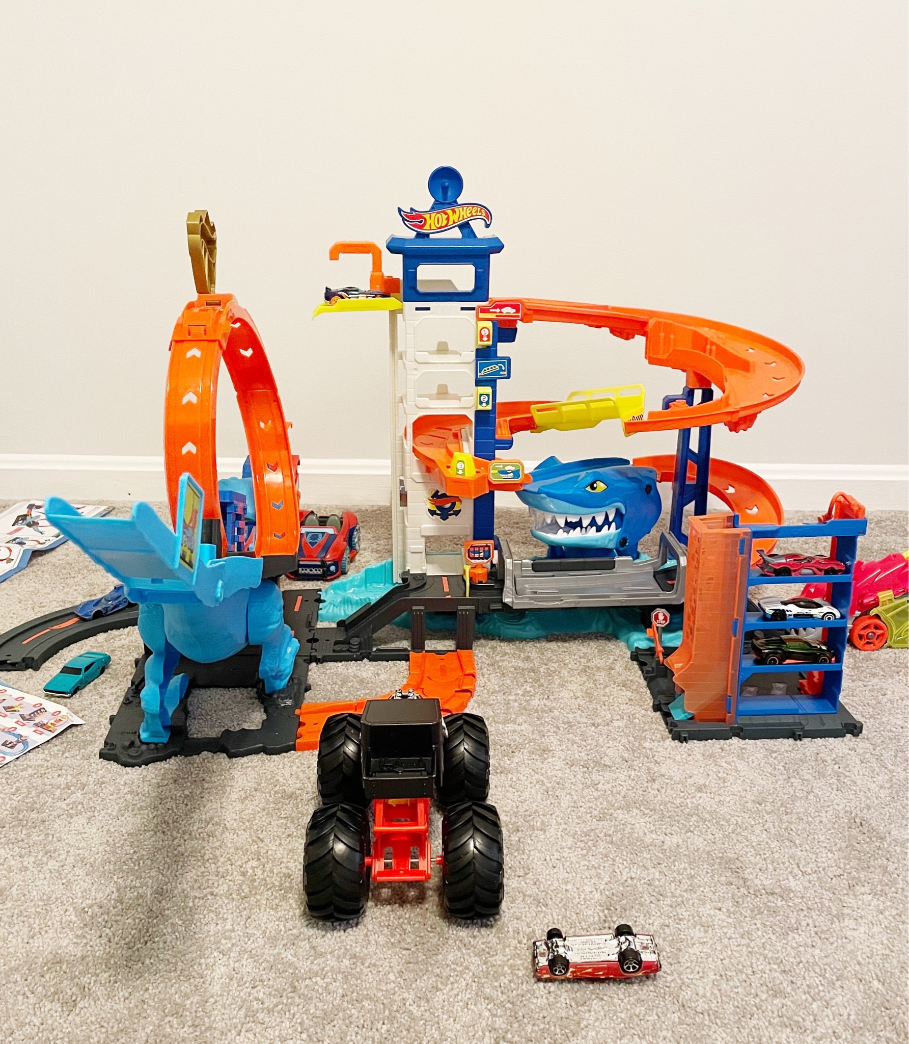 Hot wheels ultimate garage cheap playset with car wash