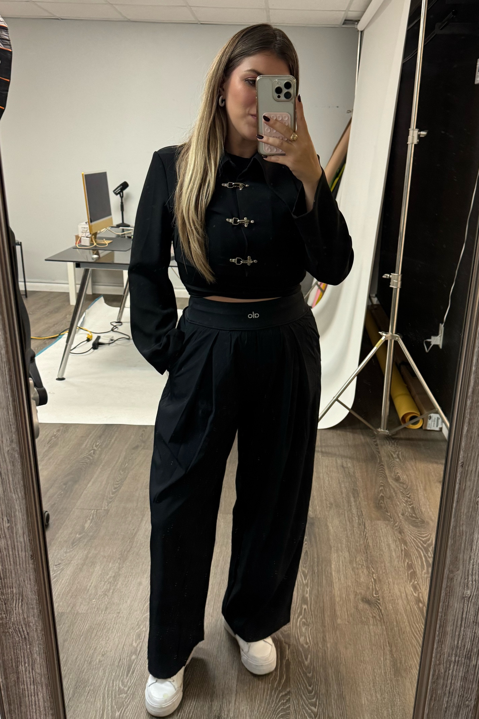 These Alo black trousers are my go-to for a sleek yet comfy vibe 🖤 Perfect for running errands, grabbing coffee, or even dressing up for dinner. The fit? Chef’s kiss!  🤌🏼

#LTKMidsize #LTKGiftGuide #LTKCyberWeek